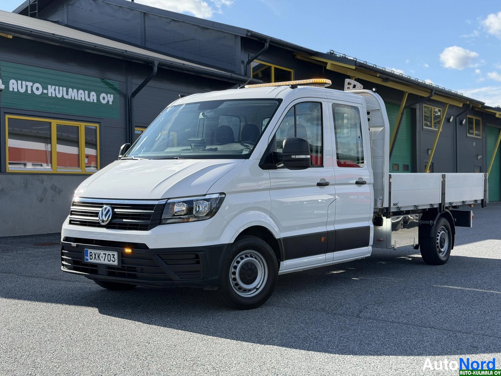 Valkoinen Volkswagen Crafter 2019, etuviisto, keula vasemmalle, kuva 2