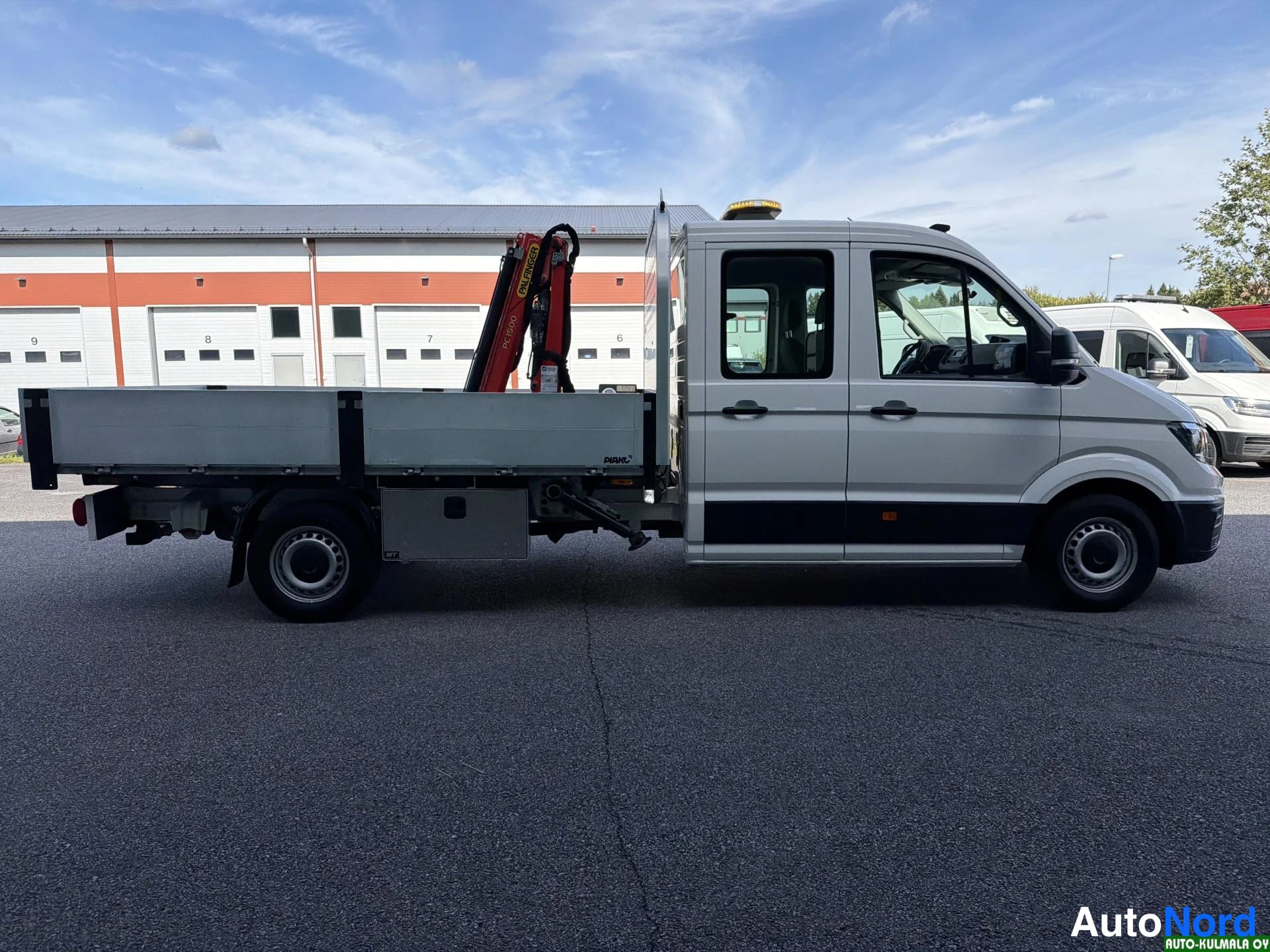 Valkoinen Volkswagen Crafter 2019, etuviisto, keula oikealle, kuva 6