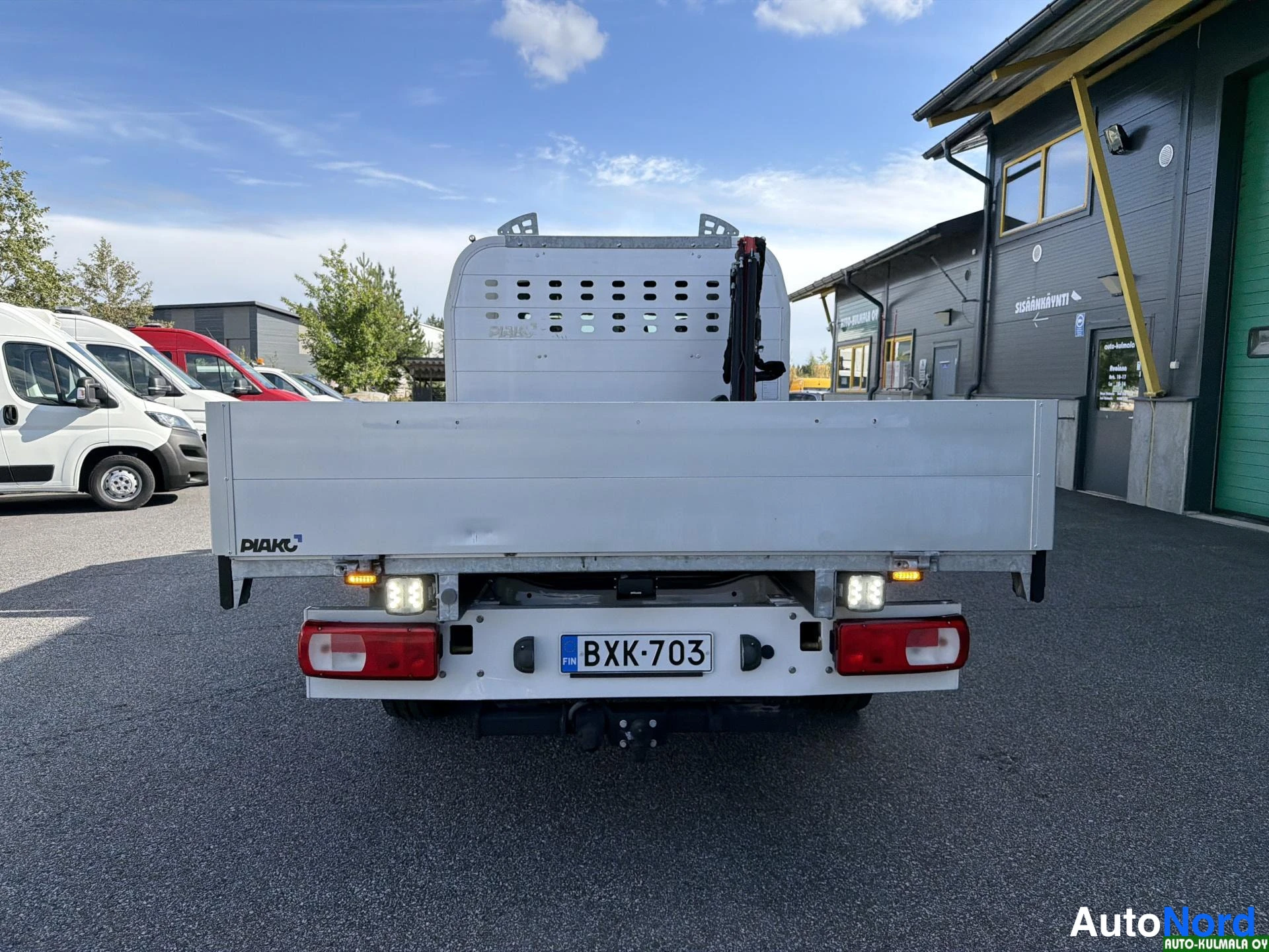 Valkoinen Volkswagen Crafter 2019, takaa, kuva 17