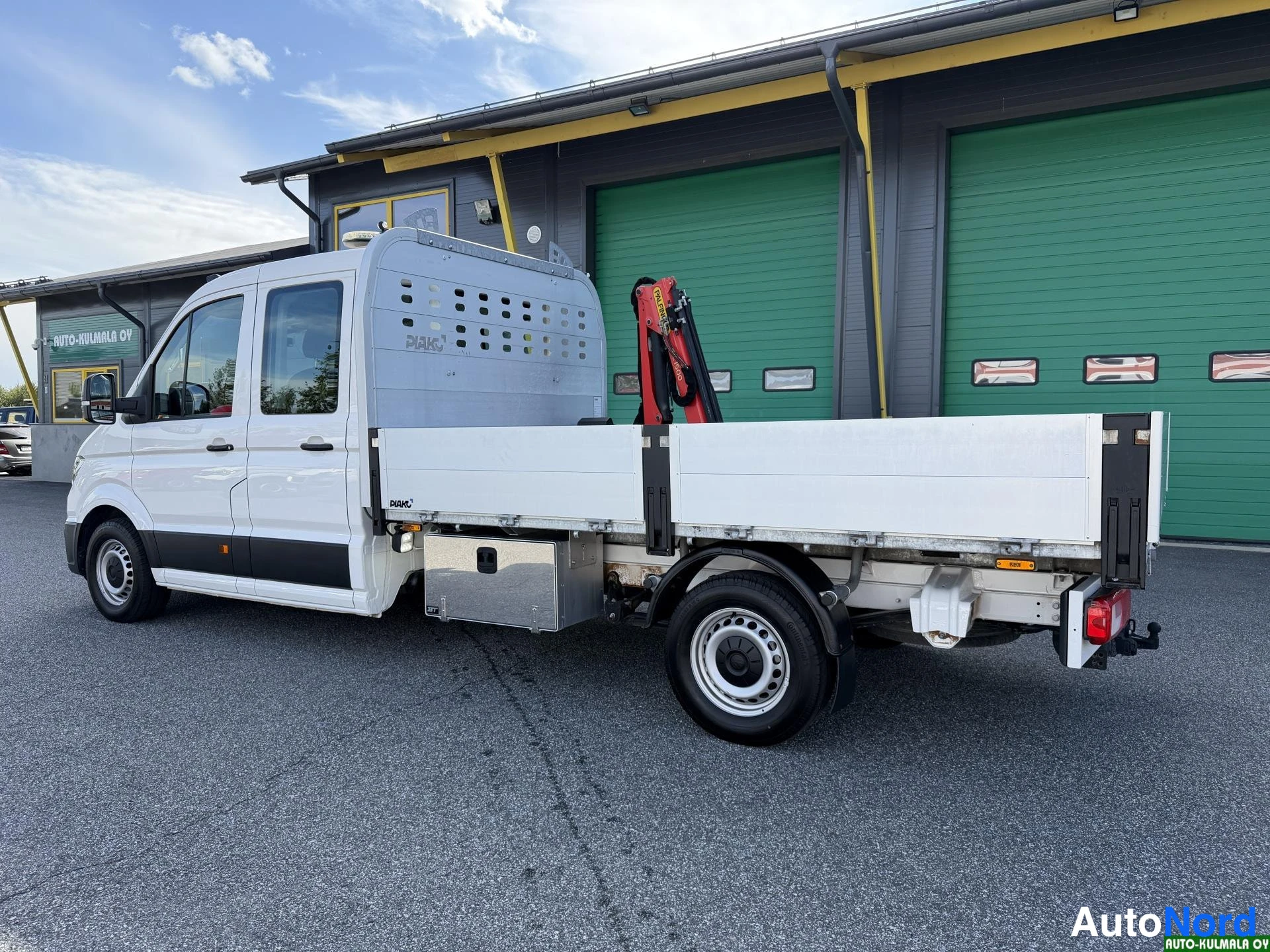 Valkoinen Volkswagen Crafter 2019, etuviisto, keula vasemmalle, kuva 3