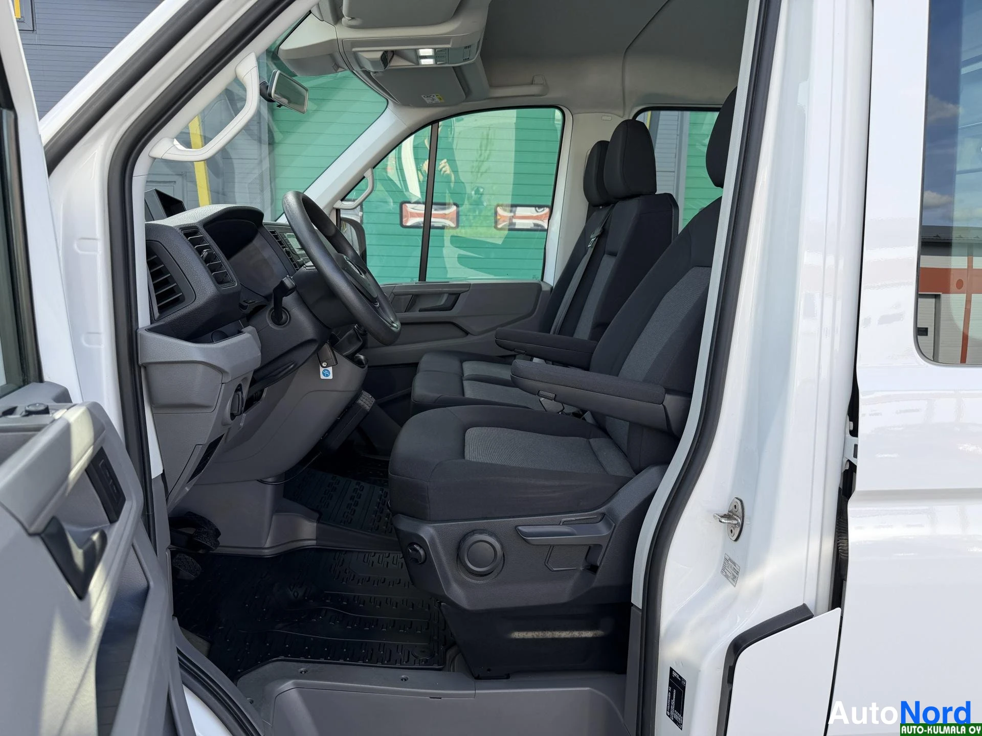 Valkoinen Volkswagen Crafter 2019, ohjaamo, kuva 22