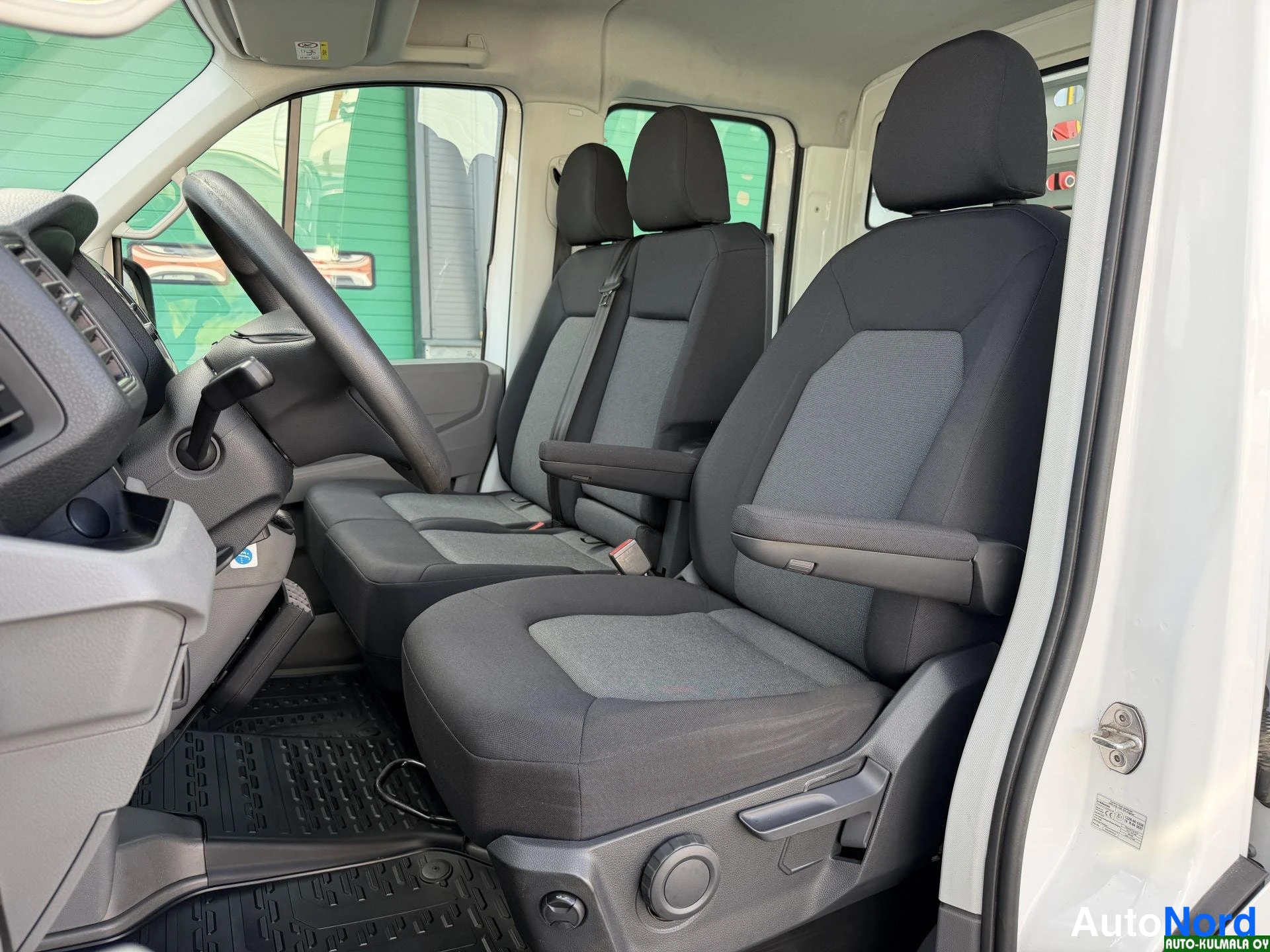 Valkoinen Volkswagen Crafter 2019, etuistuimet, kuva 26