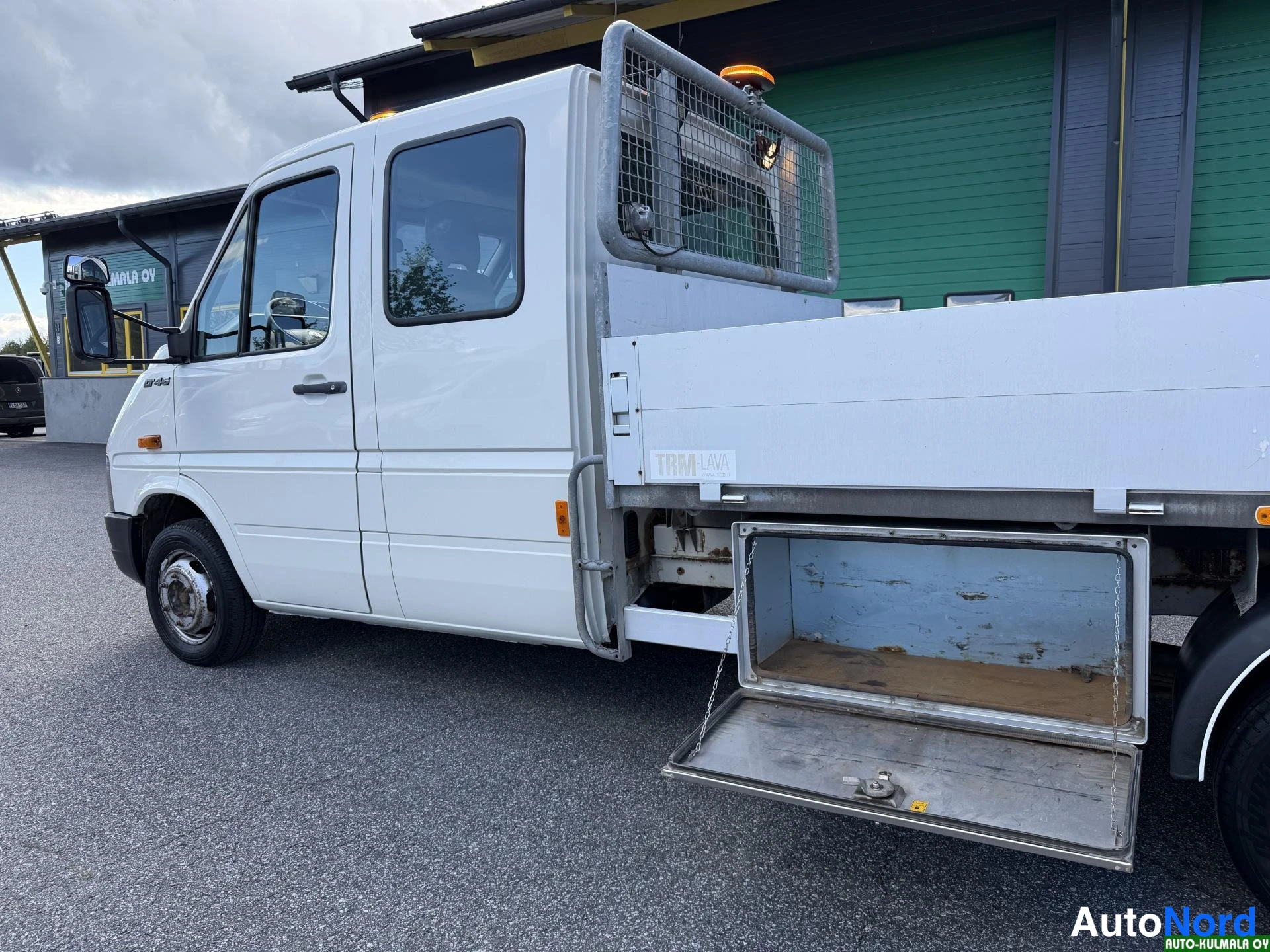 Valkoinen Volkswagen LT 2005, etuviisto, keula vasemmalle, kuva 4