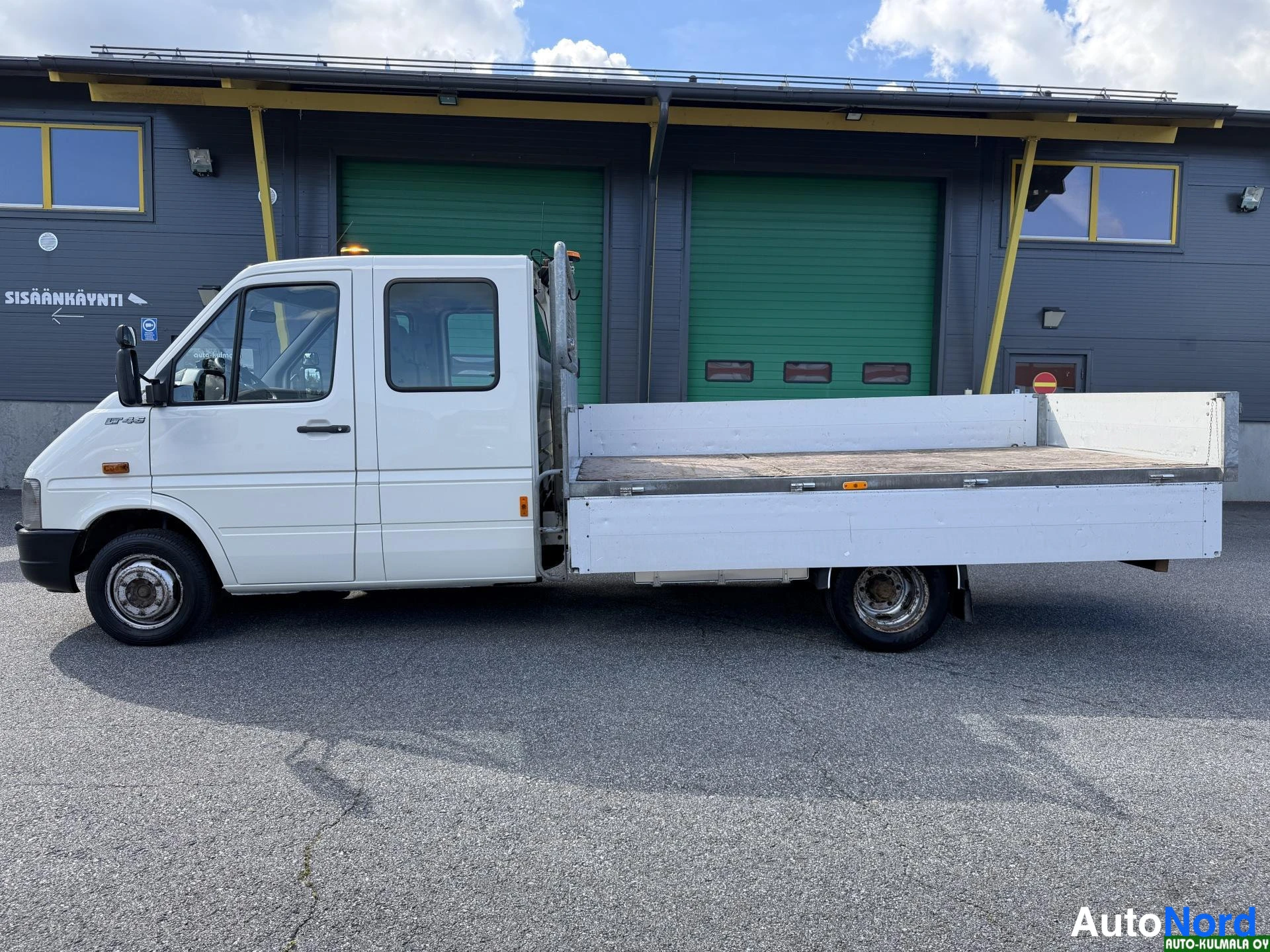 Valkoinen Volkswagen LT 2005, etuviisto, keula vasemmalle, kuva 2