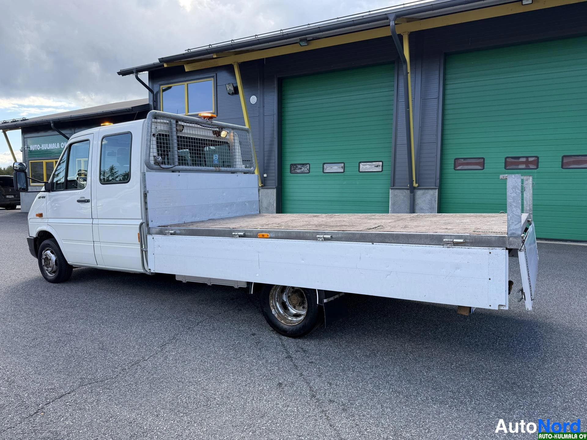 Valkoinen Volkswagen LT 2005, etuviisto, keula vasemmalle, kuva 3