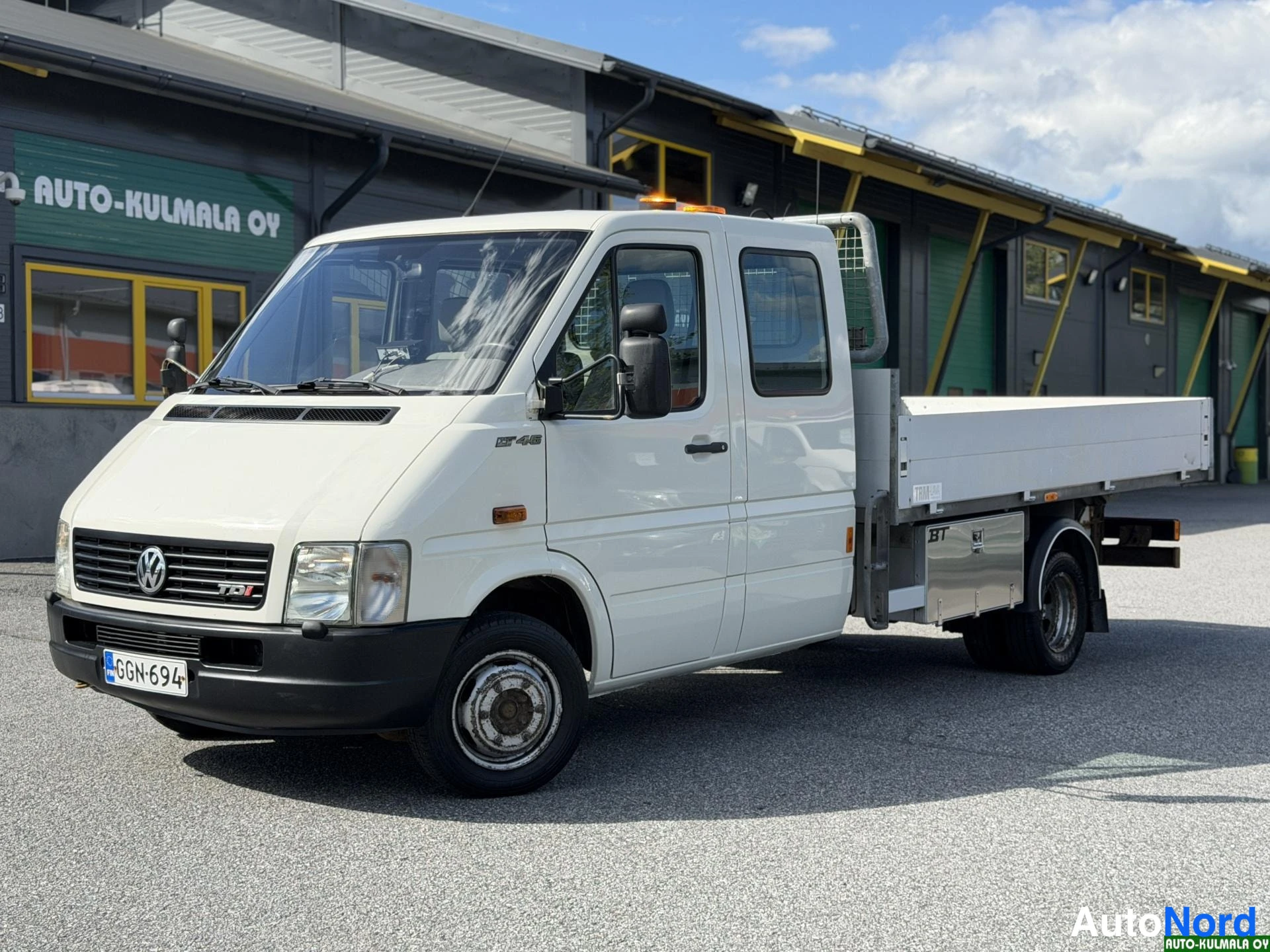 Valkoinen Volkswagen LT 2005, etuviisto, keula vasemmalle, kuva 5