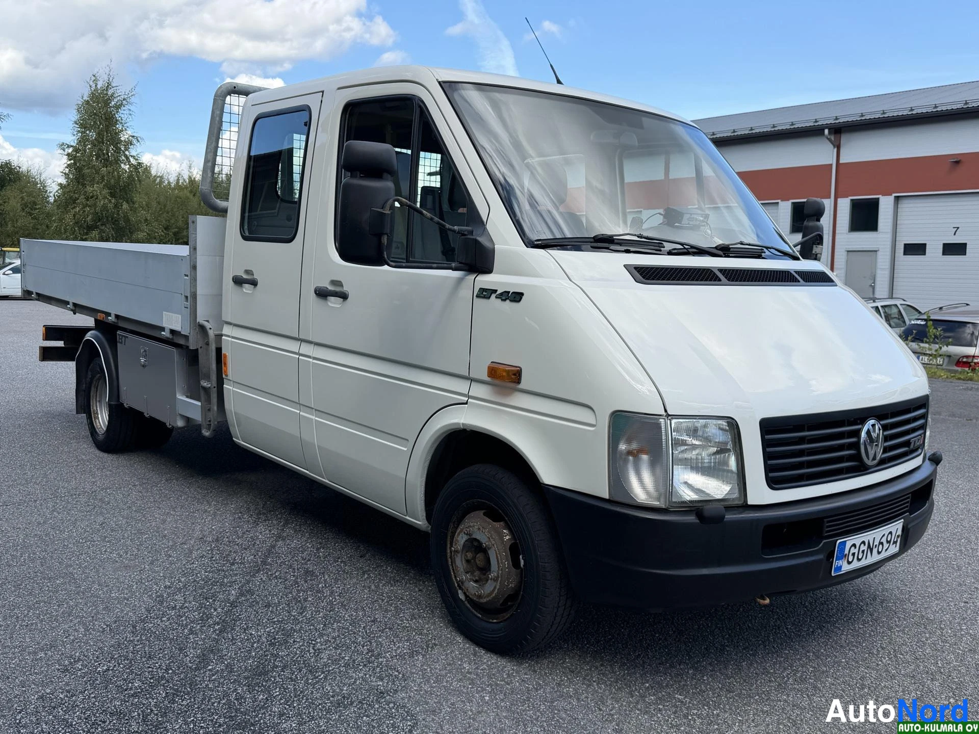 Valkoinen Volkswagen LT 2005, etuviisto, keula oikealle, kuva 6