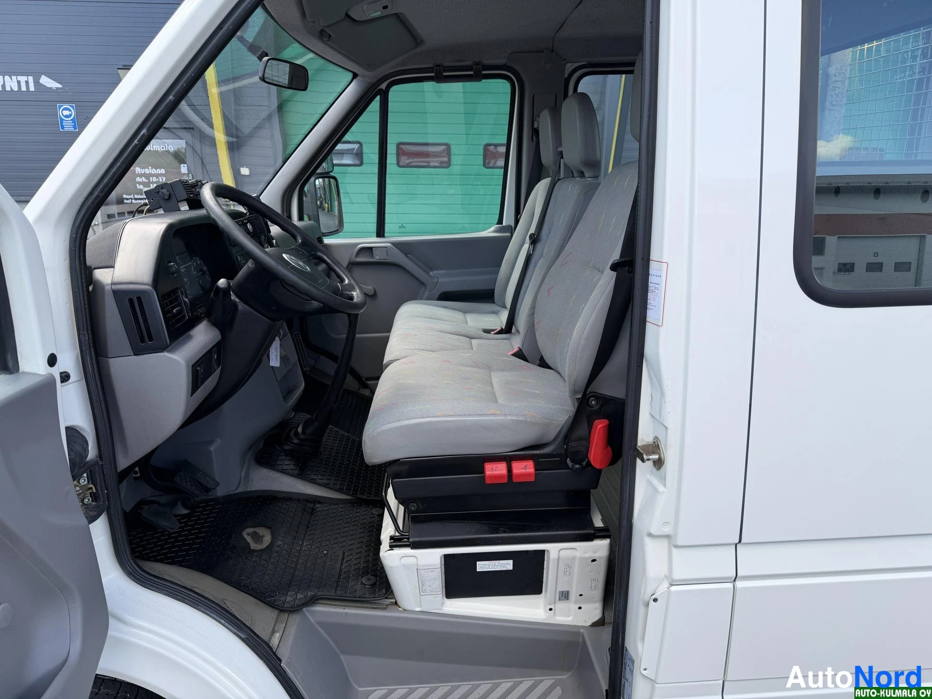 Valkoinen Volkswagen LT 2005, etuistuimet, kuva 17