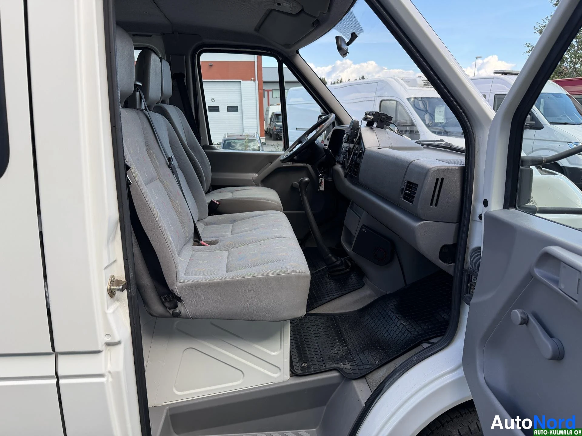 Valkoinen Volkswagen LT 2005, etuistuimet, kuva 18