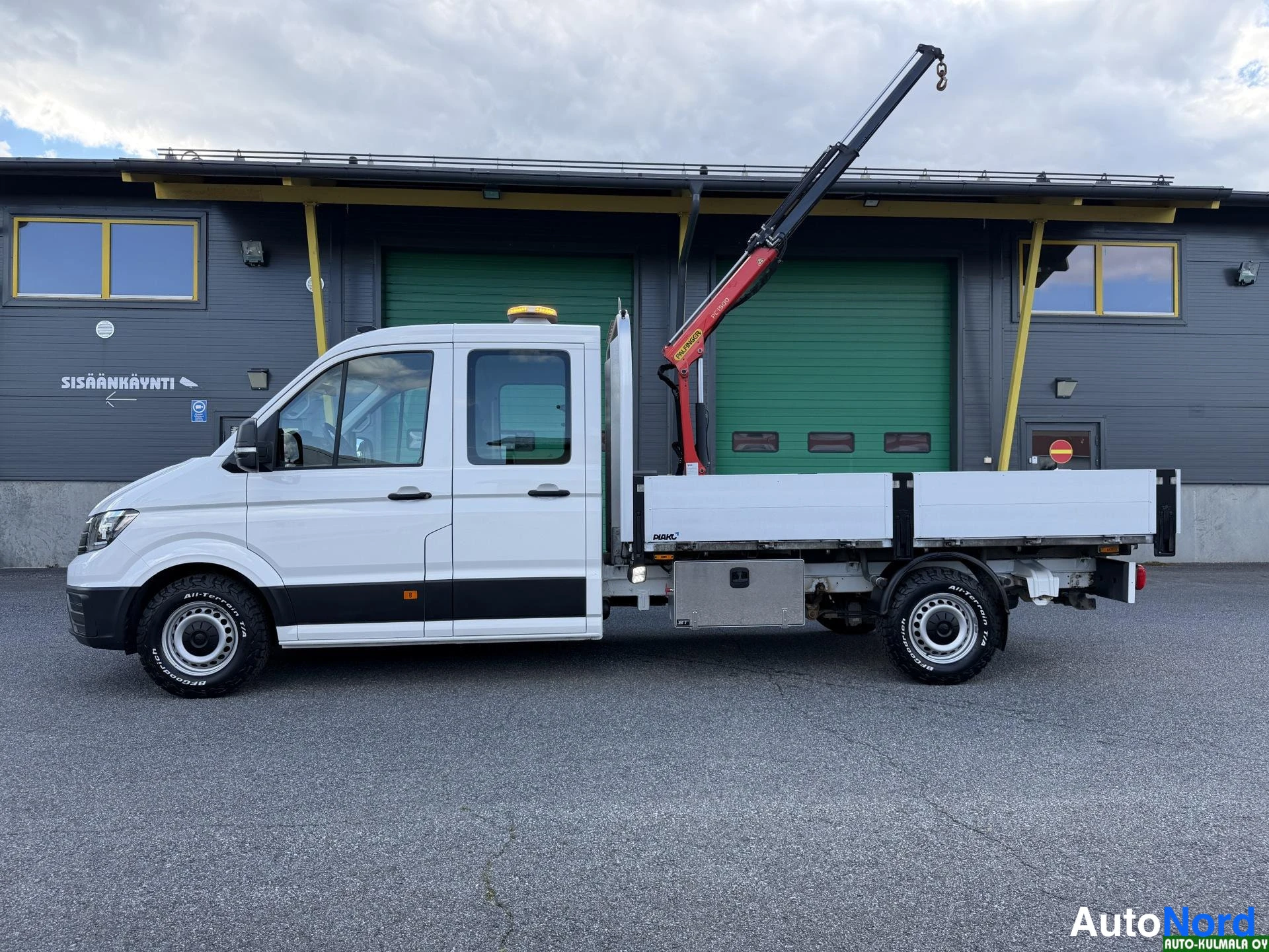 Valkoinen Volkswagen Crafter 2019, etuviisto, keula vasemmalle, kuva 2