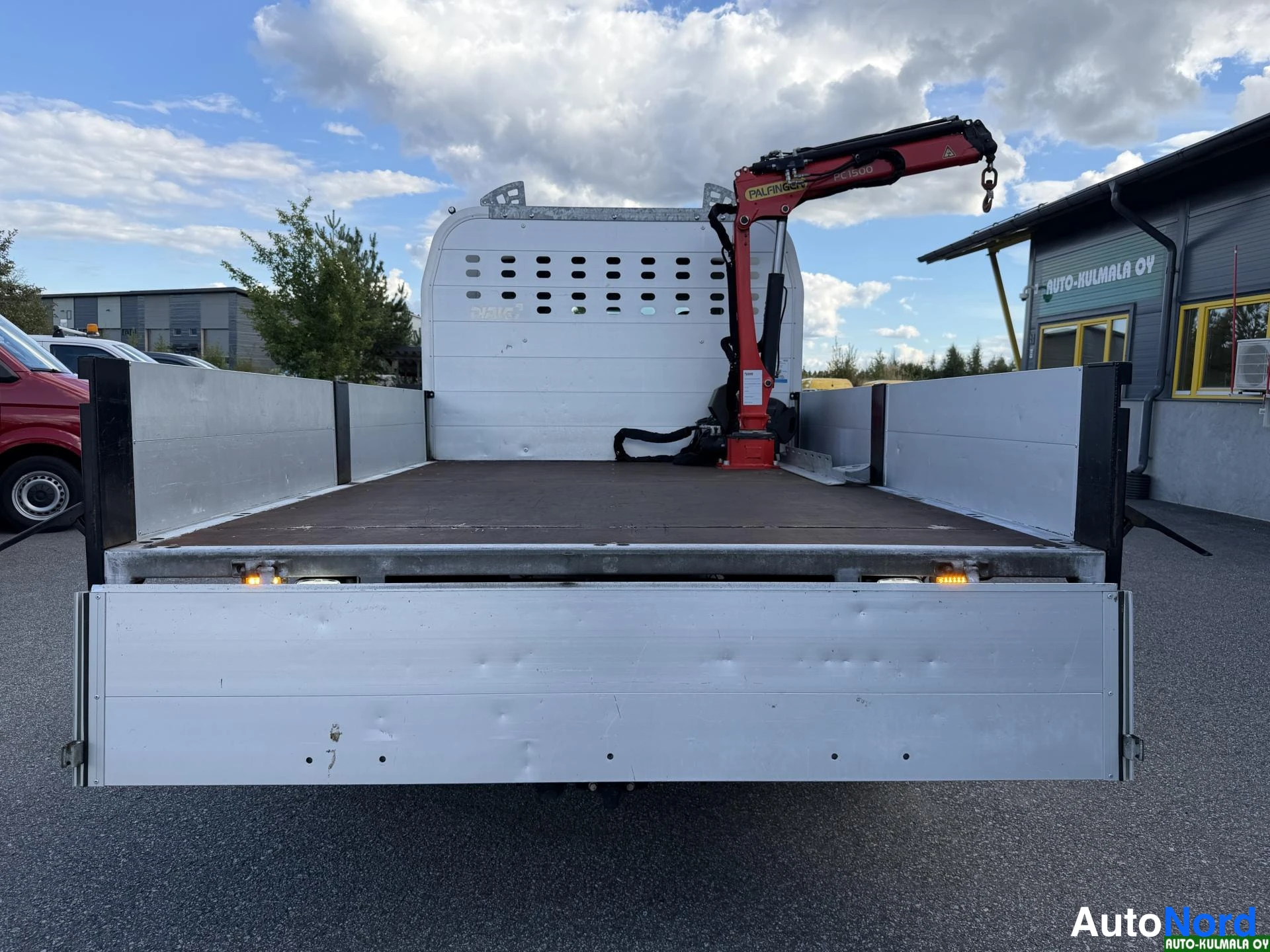 Valkoinen Volkswagen Crafter 2019, takaa, kuva 19