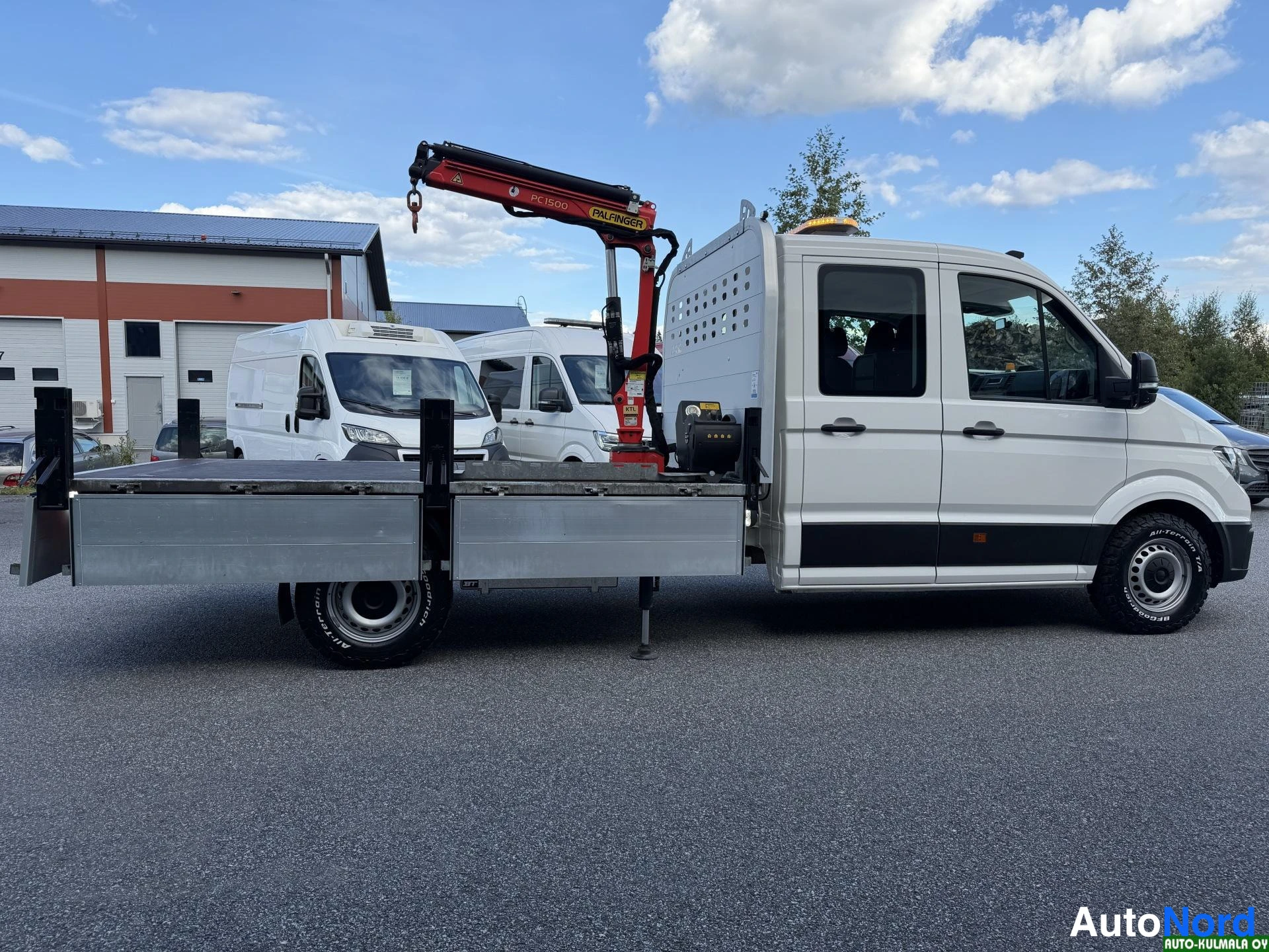 Valkoinen Volkswagen Crafter 2019, sivulta, kuva 10