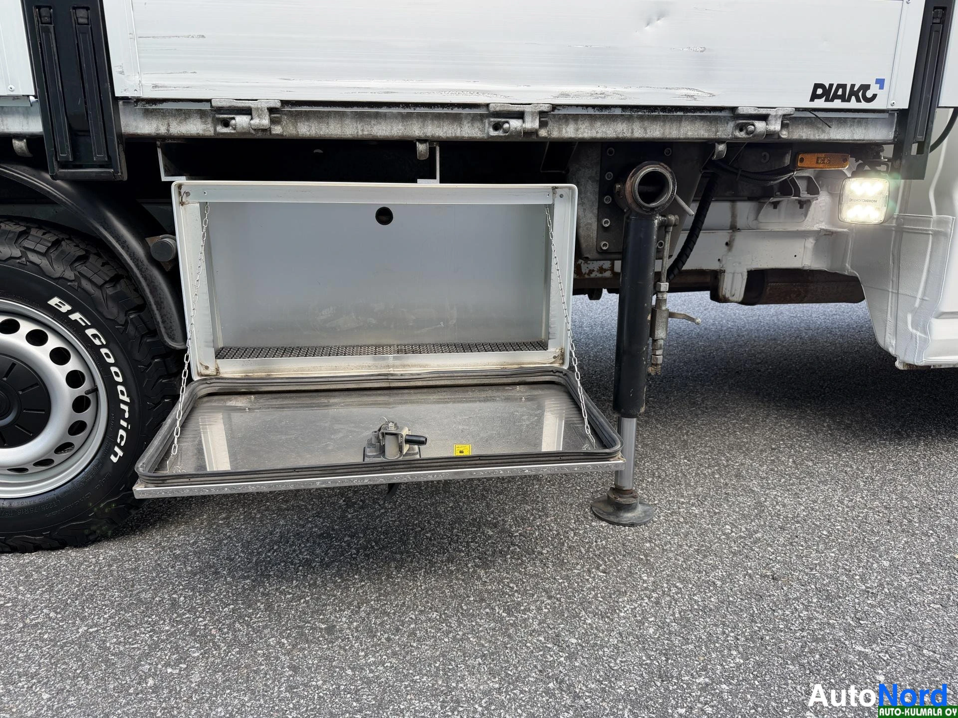 Valkoinen Volkswagen Crafter 2019, yksityiskohta, kuva 24