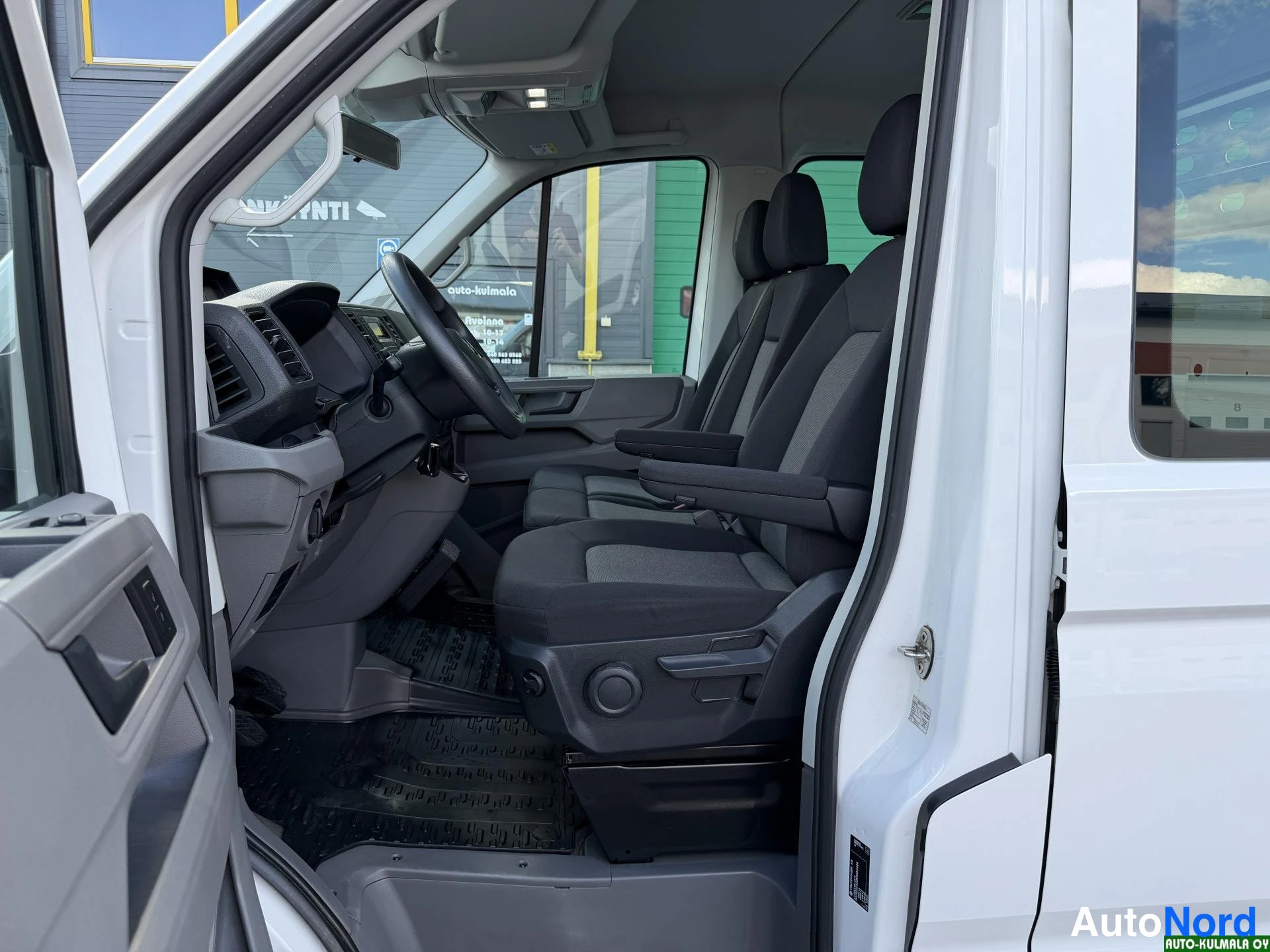 Valkoinen Volkswagen Crafter 2019, etuistuimet, kuva 21