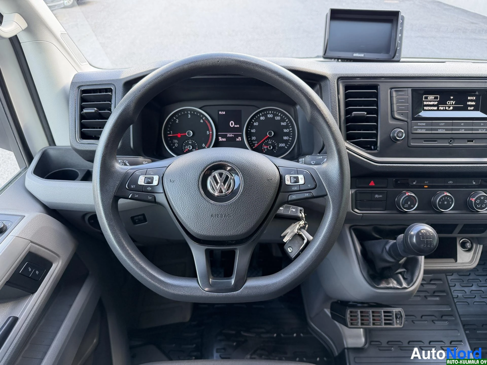Valkoinen Volkswagen Crafter 2019, ohjaamo, kuva 20