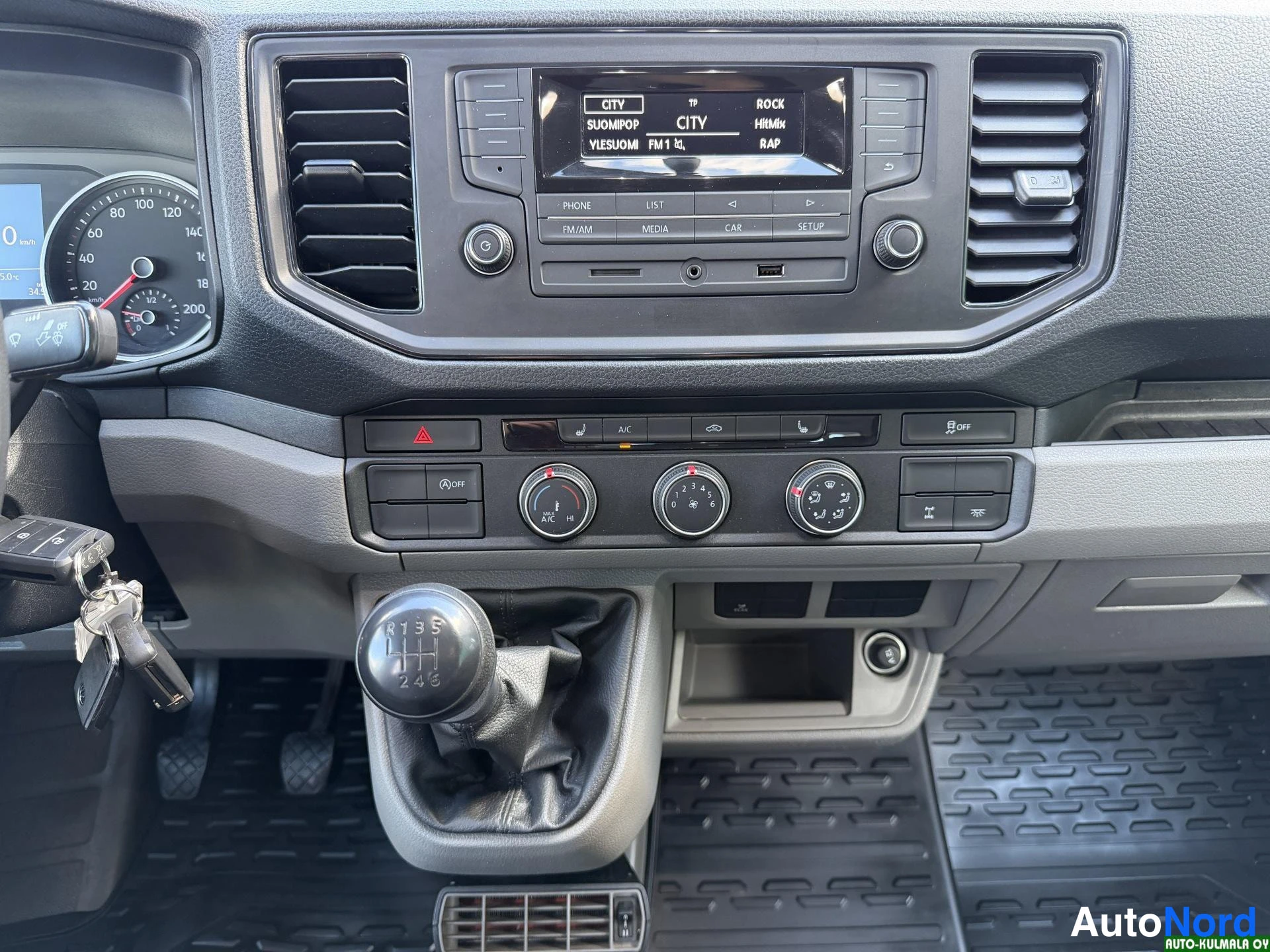 Valkoinen Volkswagen Crafter 2019, yksityiskohta, kuva 25