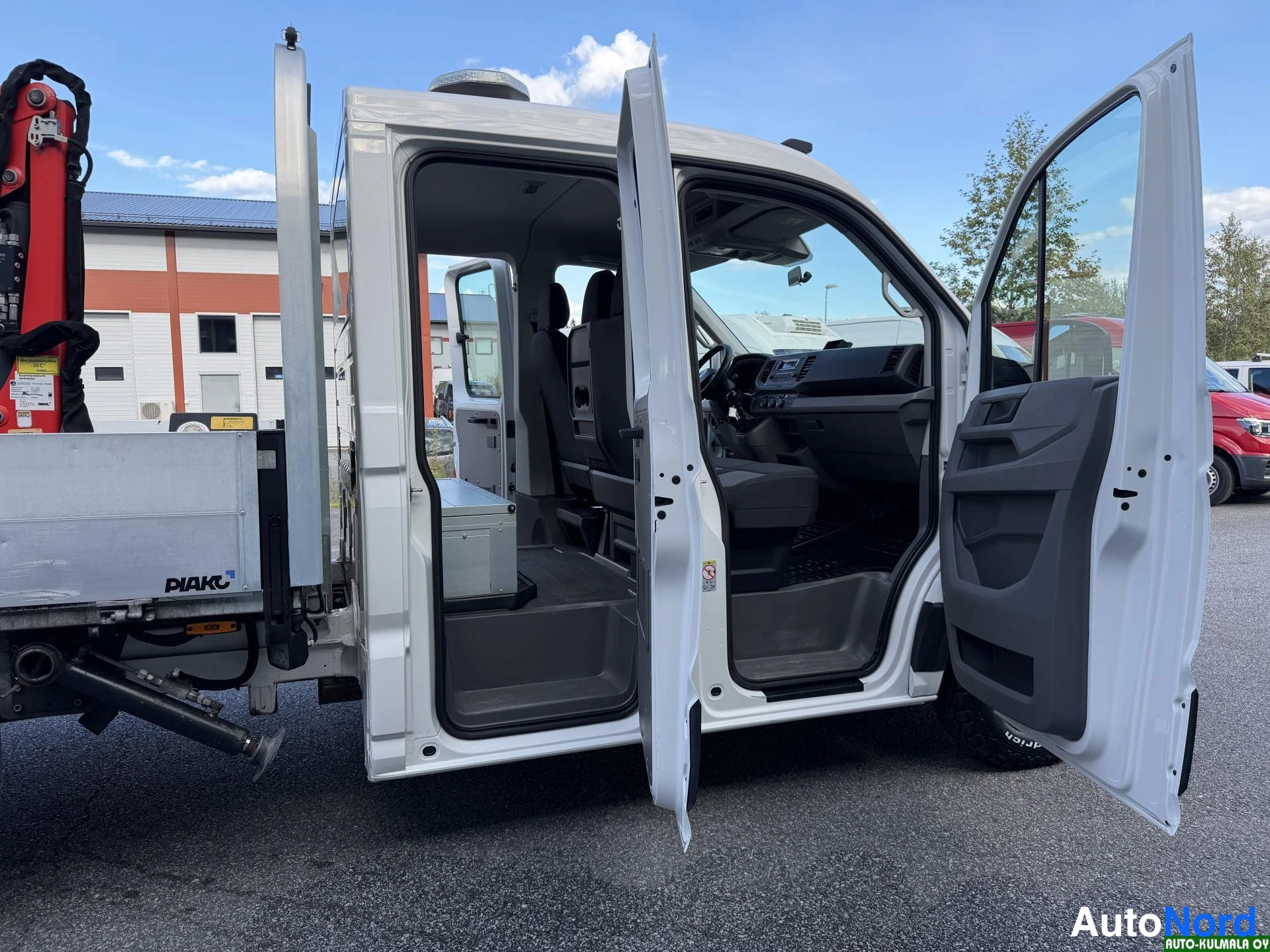 Valkoinen Volkswagen Crafter 2019, sivulta, kuva 9
