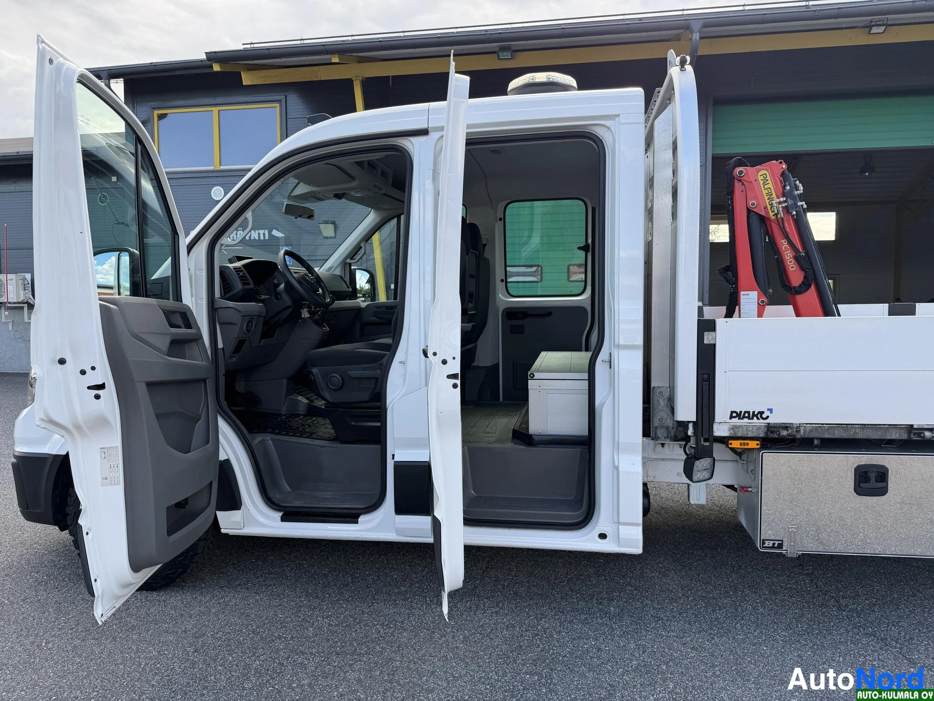 Valkoinen Volkswagen Crafter 2019, sivulta, kuva 11