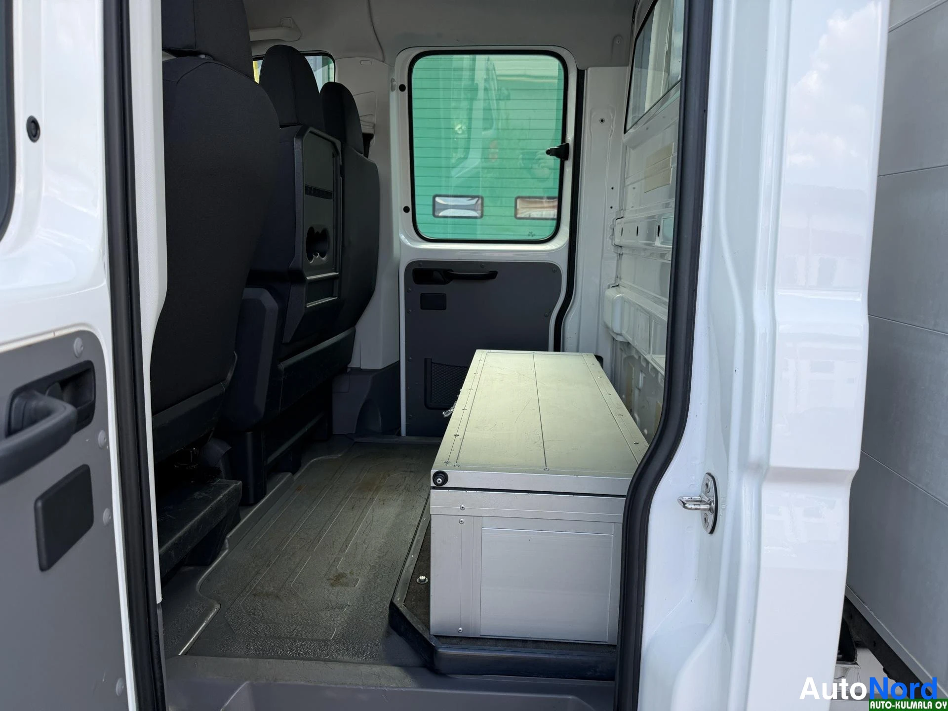 Valkoinen Volkswagen Crafter 2019, etuistuimet, kuva 22