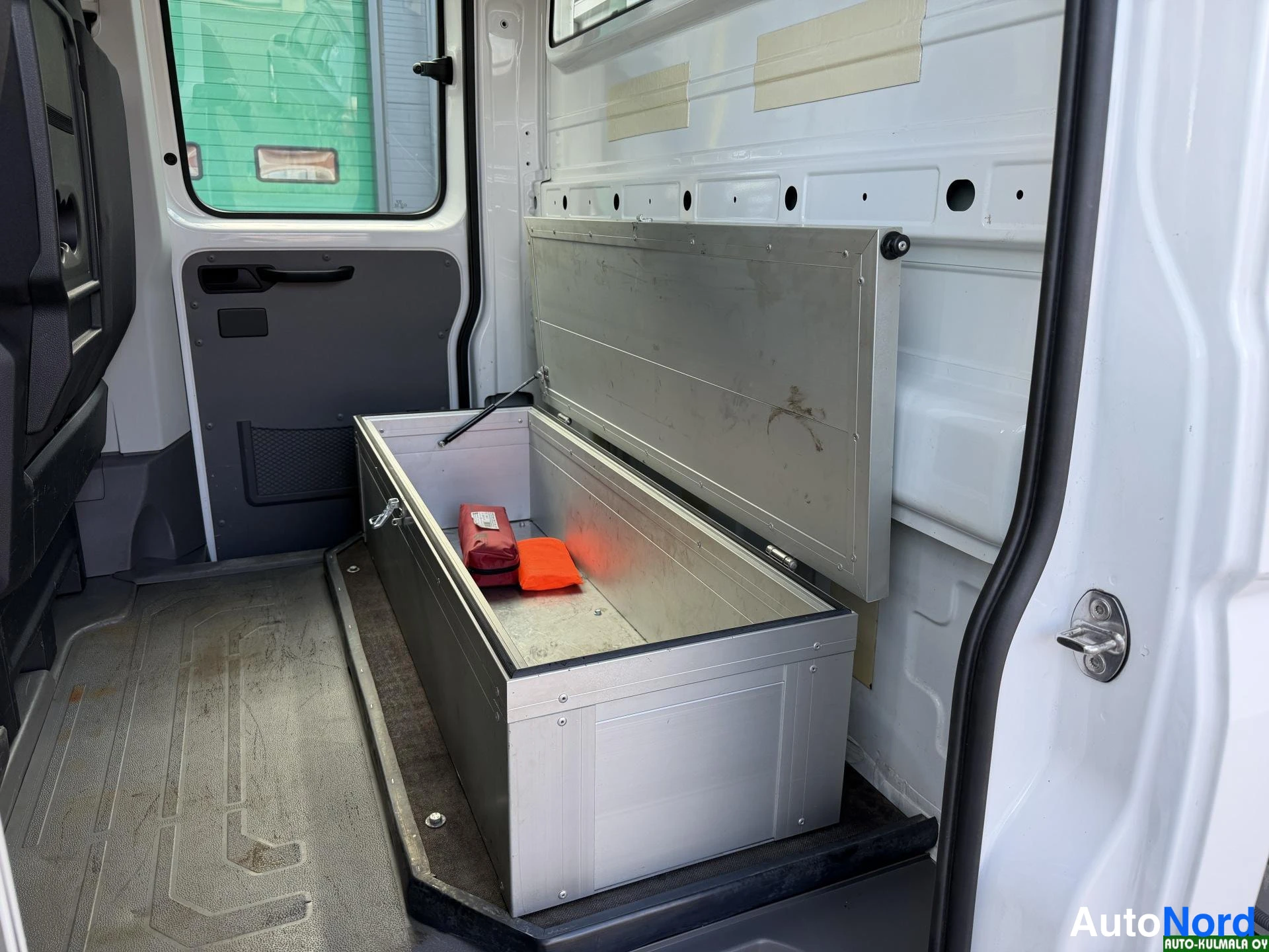 Valkoinen Volkswagen Crafter 2019, tavaratila, kuva 23