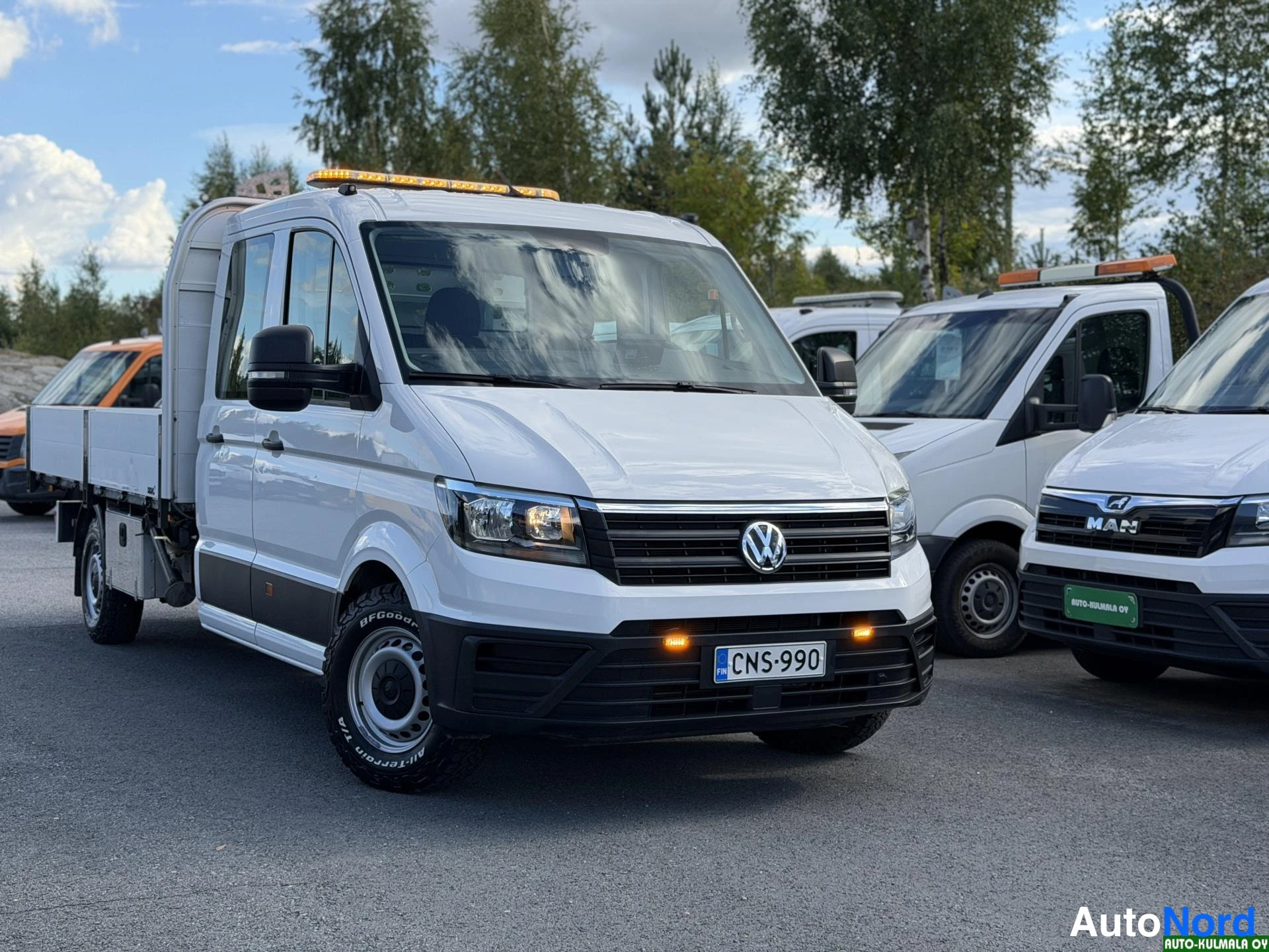 Valkoinen Volkswagen Crafter 2019, etuviisto, keula oikealle, kuva 6