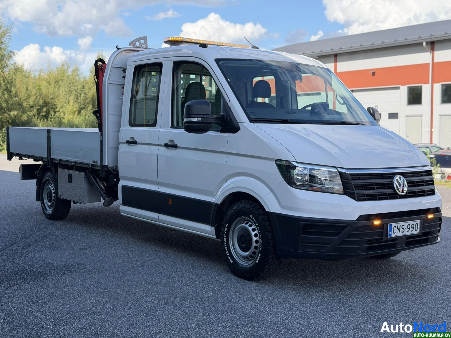 Valkoinen Volkswagen Crafter 2019, etuviisto, keula oikealle, kuva 5