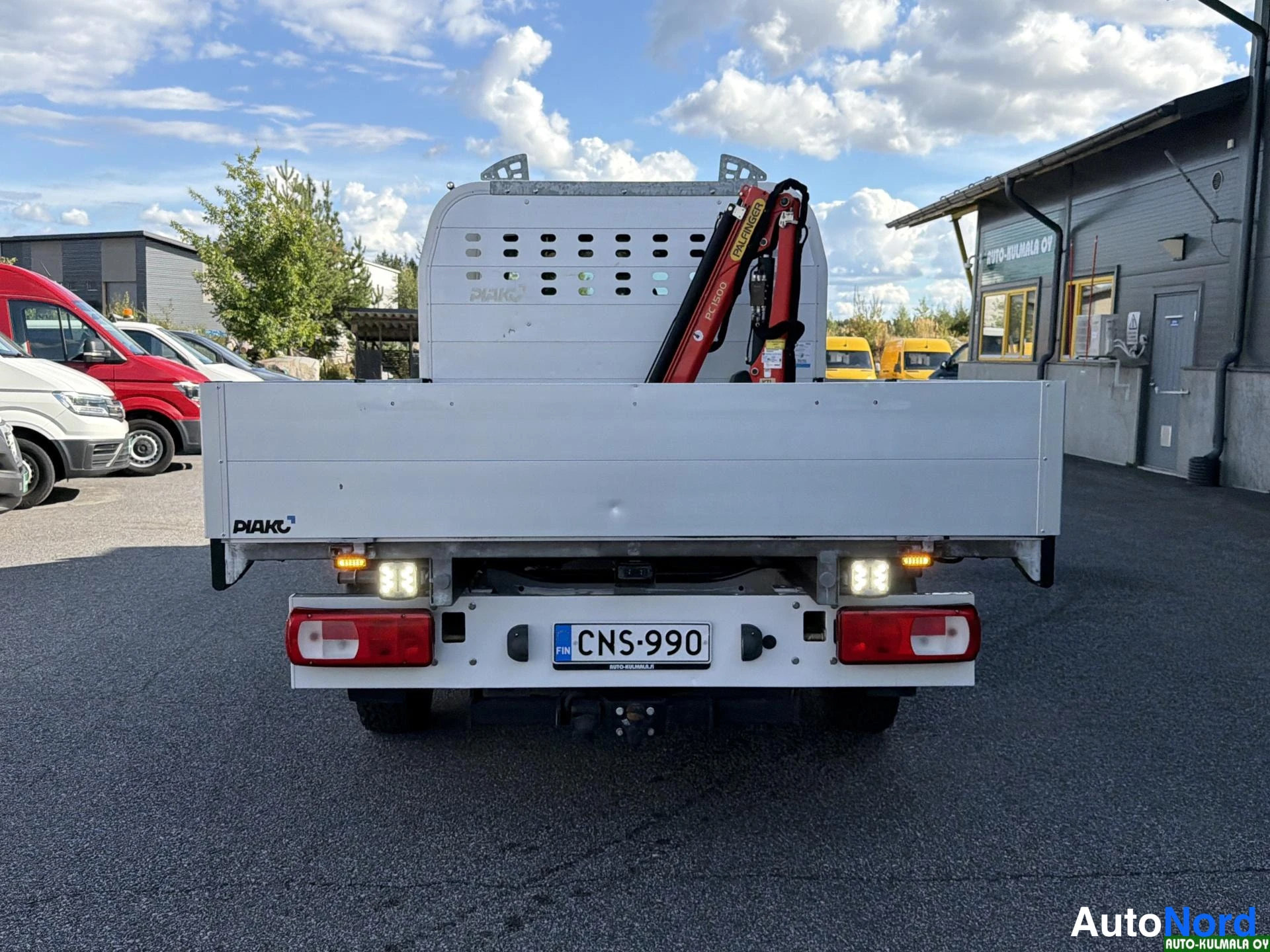 Valkoinen Volkswagen Crafter 2019, takaa, kuva 18