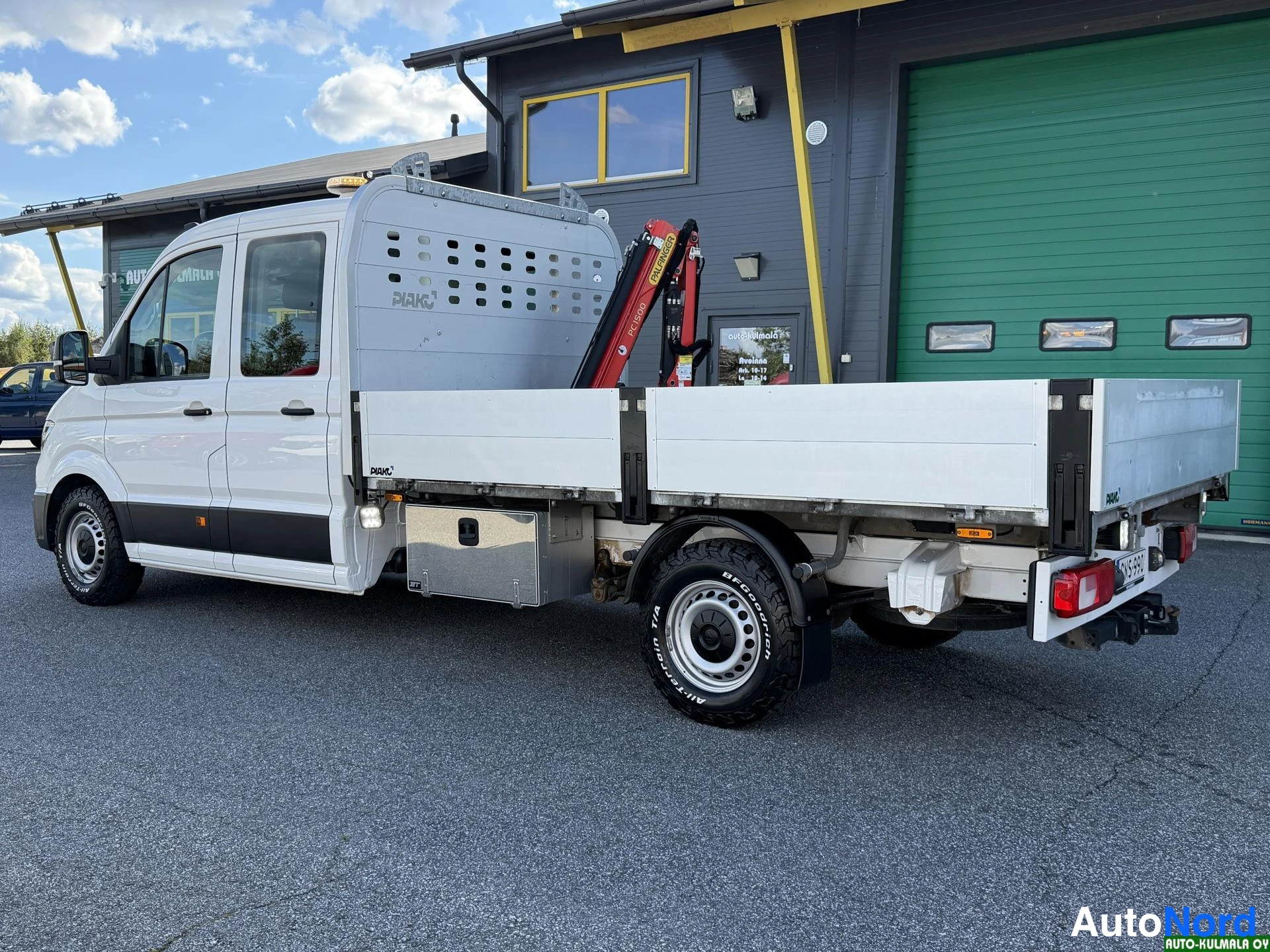 Valkoinen Volkswagen Crafter 2019, etuviisto, keula vasemmalle, kuva 3