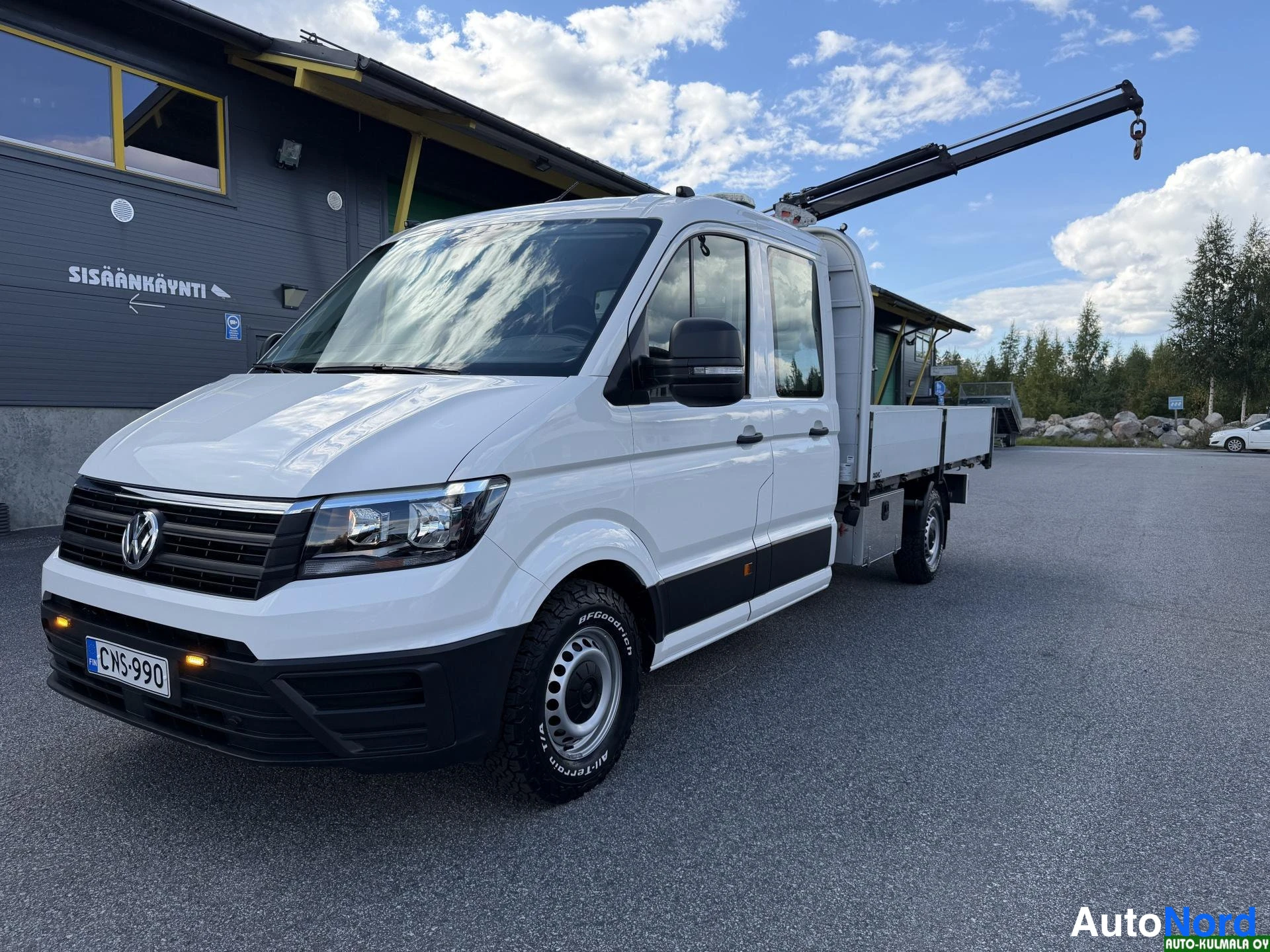 Valkoinen Volkswagen Crafter 2019, etuviisto, keula vasemmalle, kuva 4