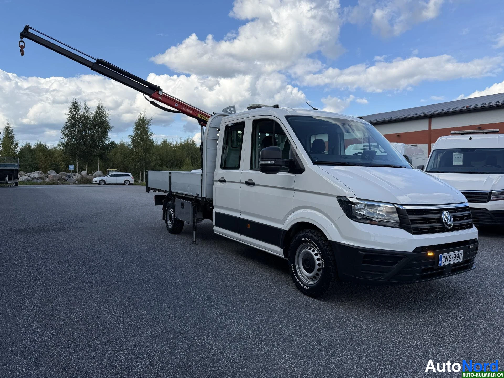 Valkoinen Volkswagen Crafter 2019, sivulta, kuva 8