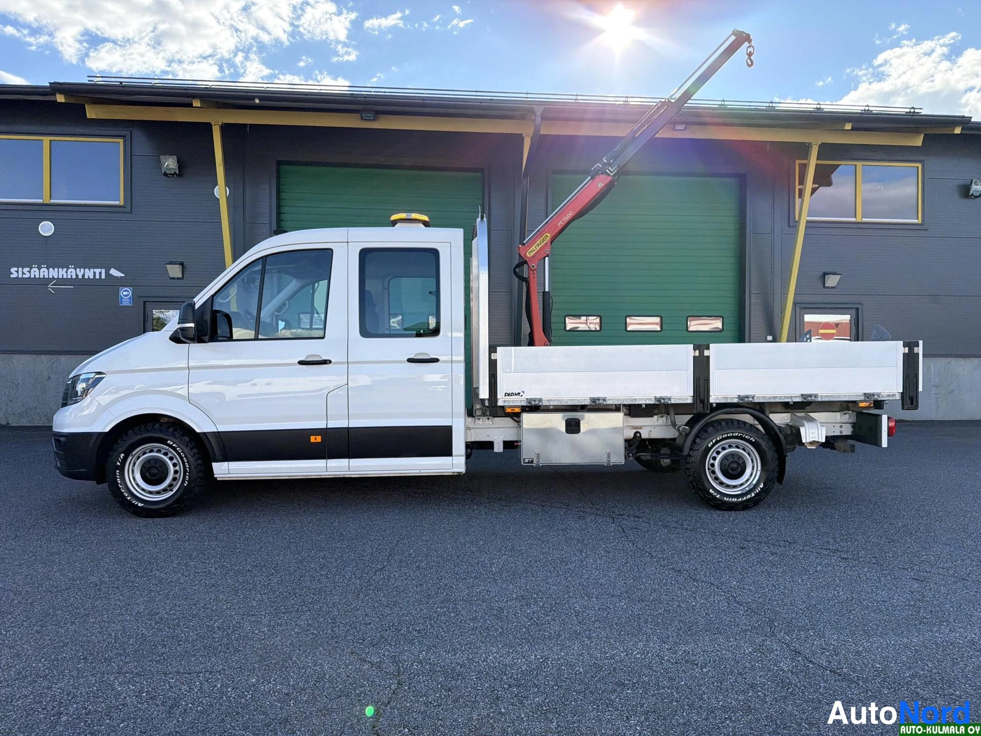 Valkoinen Volkswagen Crafter 2019, sivulta, kuva 7