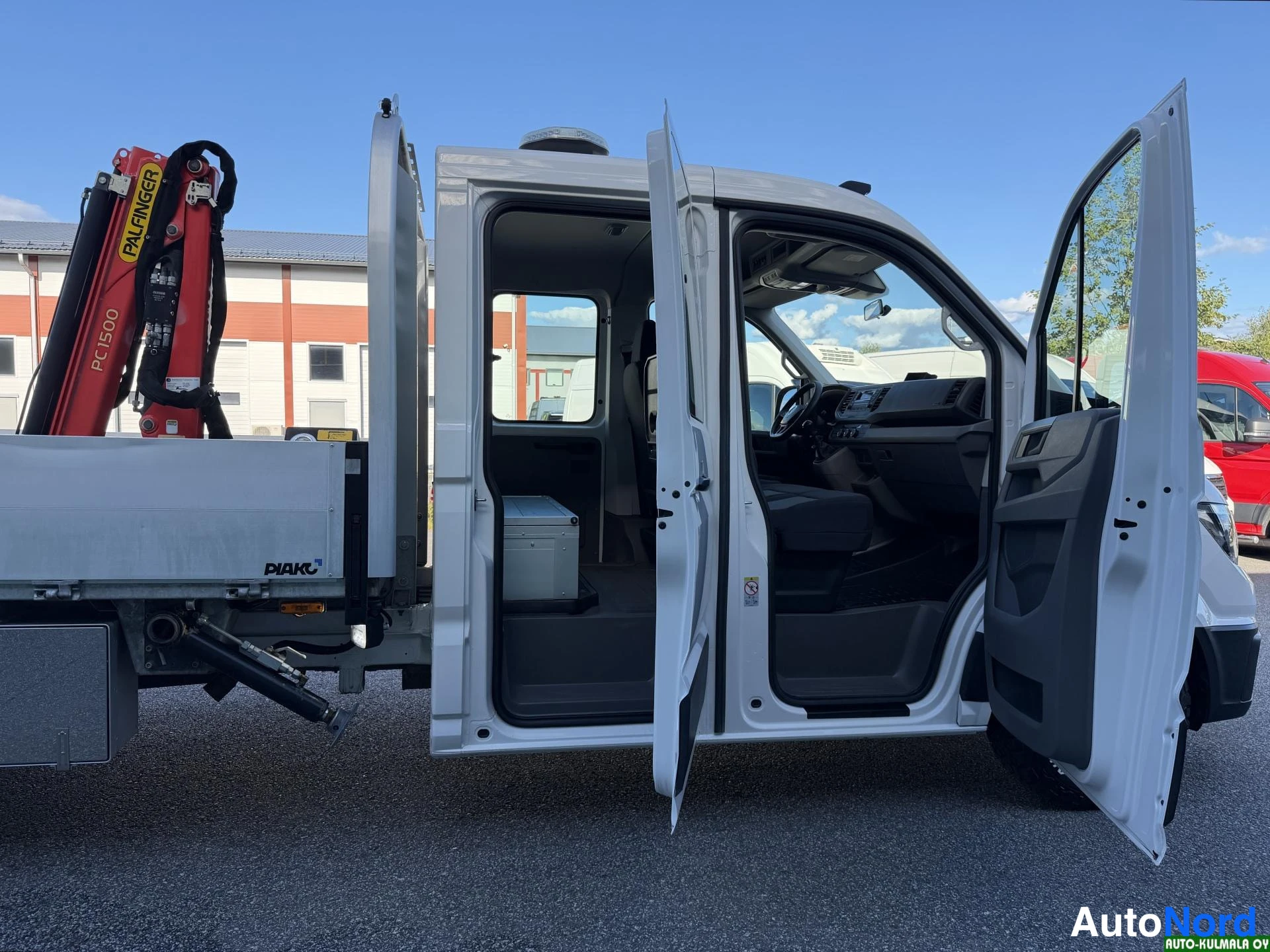 Valkoinen Volkswagen Crafter 2019, sivulta, kuva 9