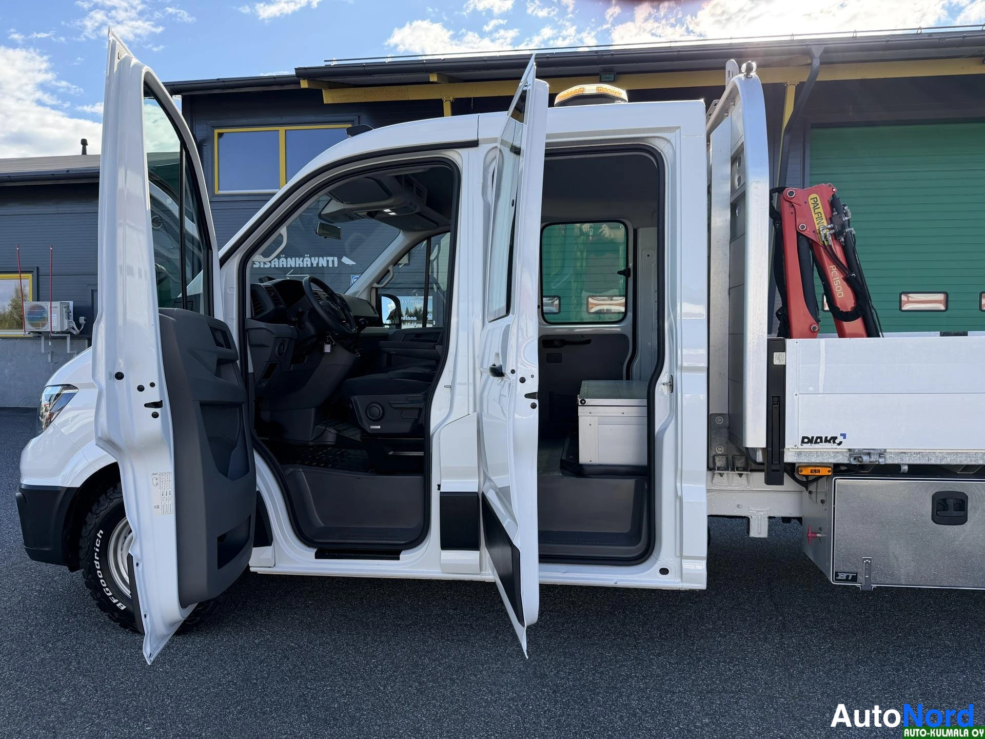 Valkoinen Volkswagen Crafter 2019, sivulta, kuva 10
