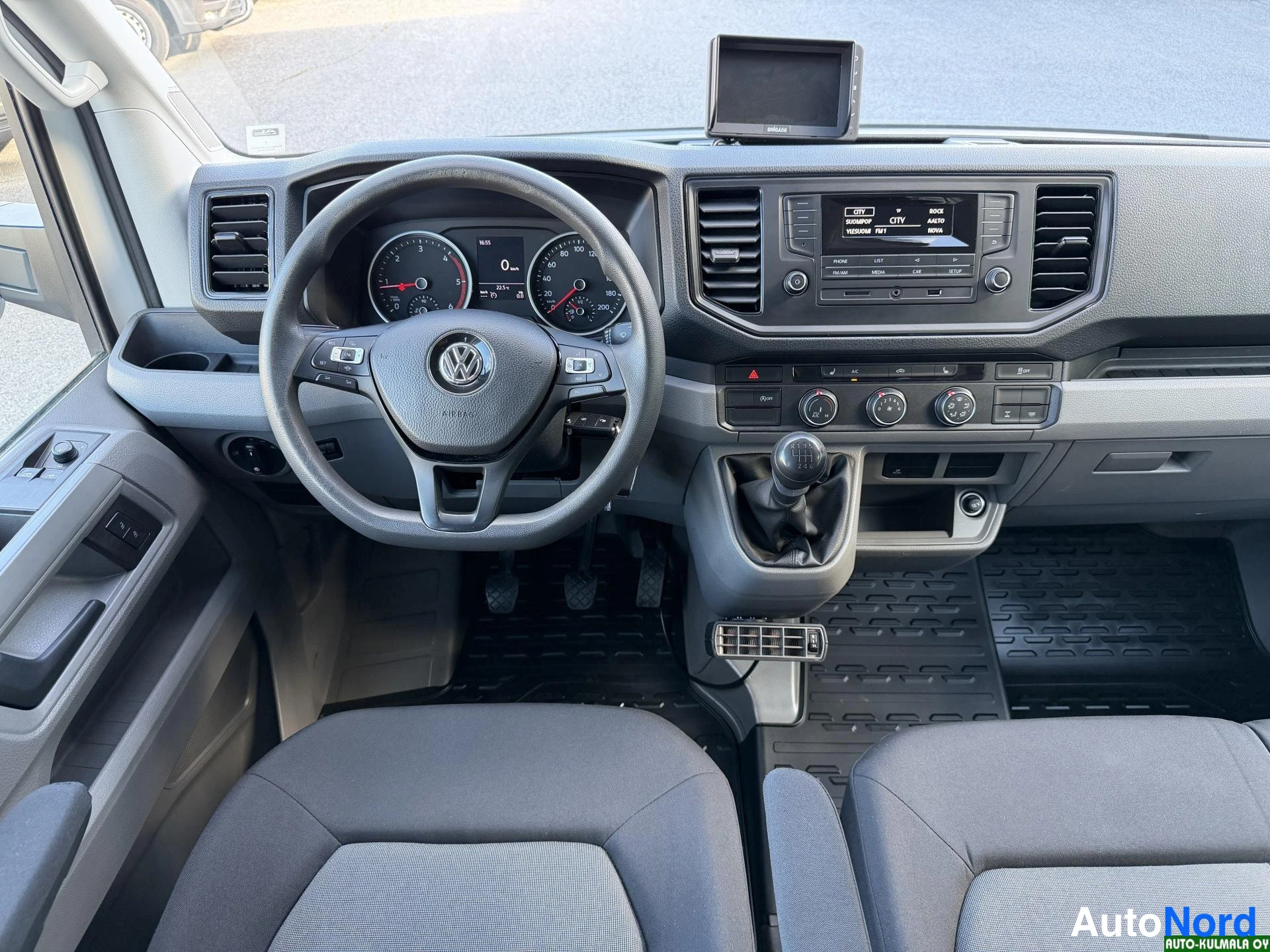Valkoinen Volkswagen Crafter 2019, ohjaamo, kuva 20