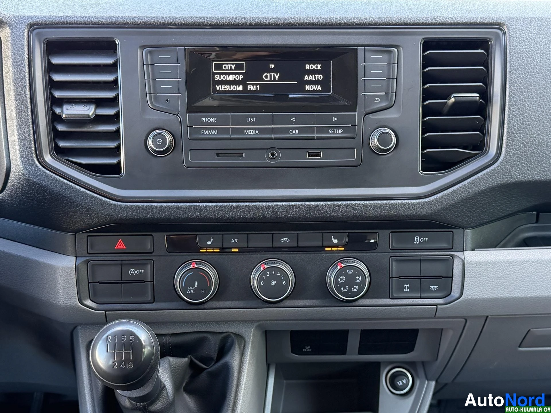 Valkoinen Volkswagen Crafter 2019, ohjaamo, kuva 21