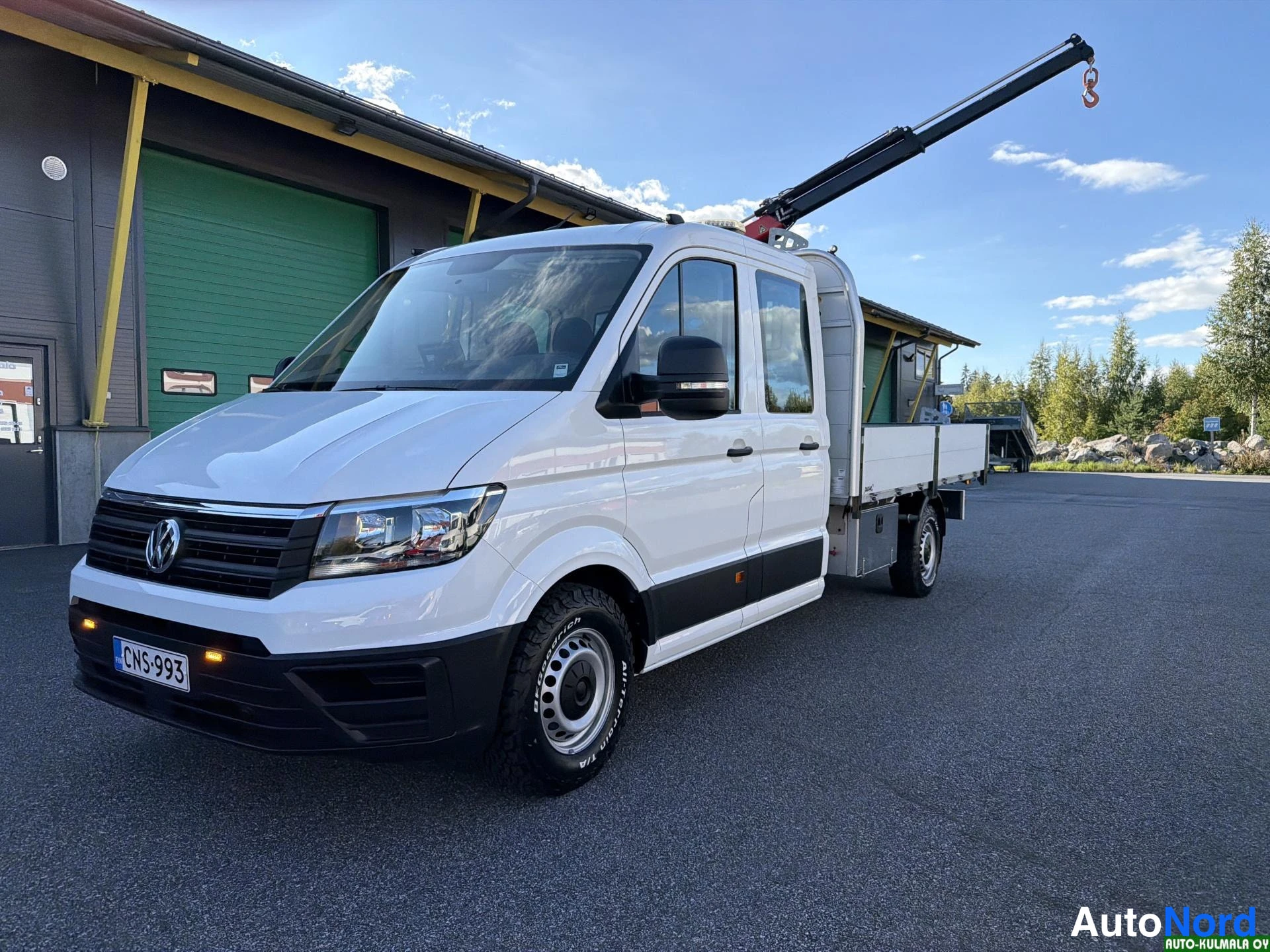 Valkoinen Volkswagen Crafter 2019, etuviisto, keula vasemmalle, kuva 2