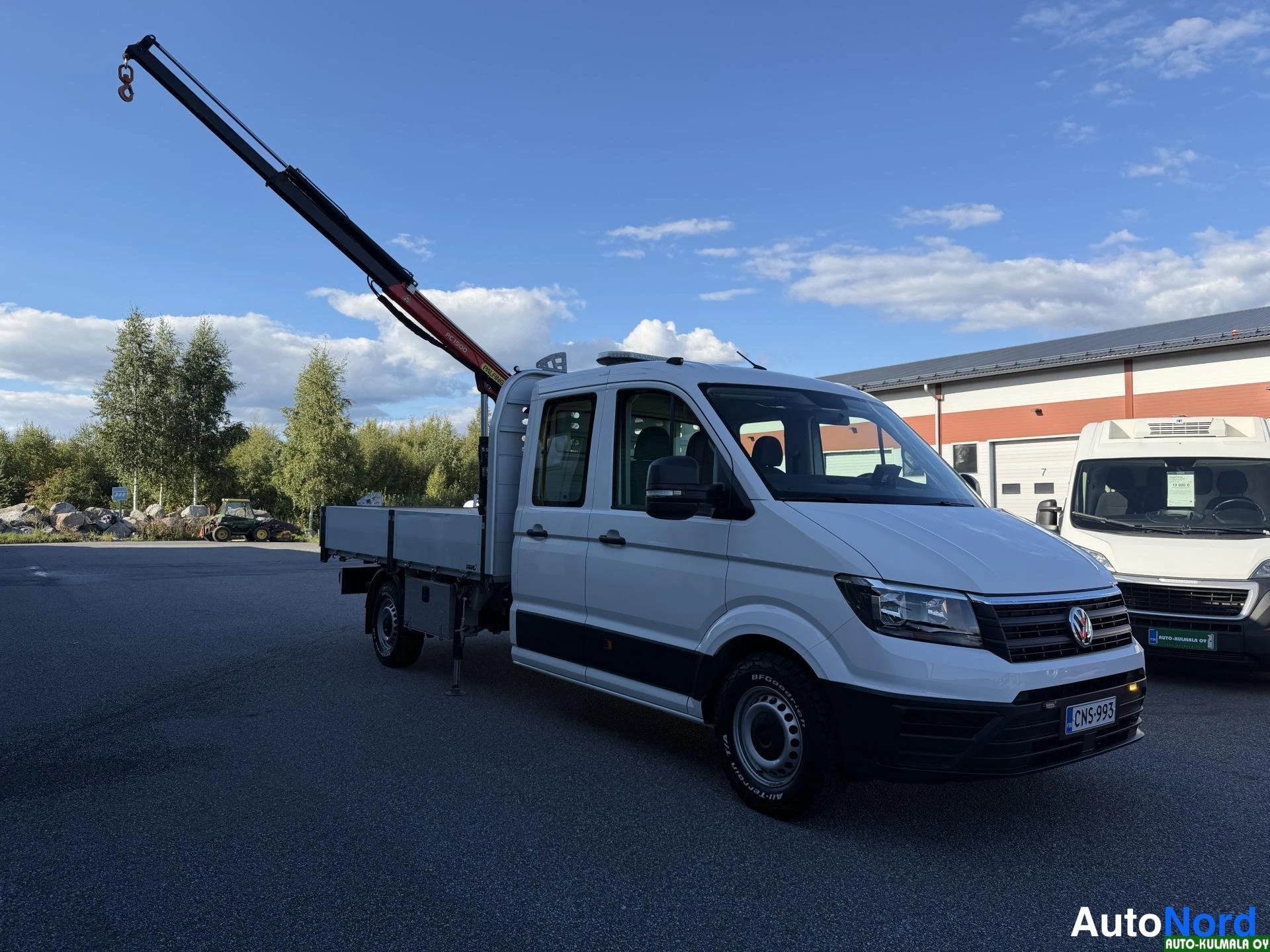 Valkoinen Volkswagen Crafter 2019, etuviisto, keula oikealle, kuva 3