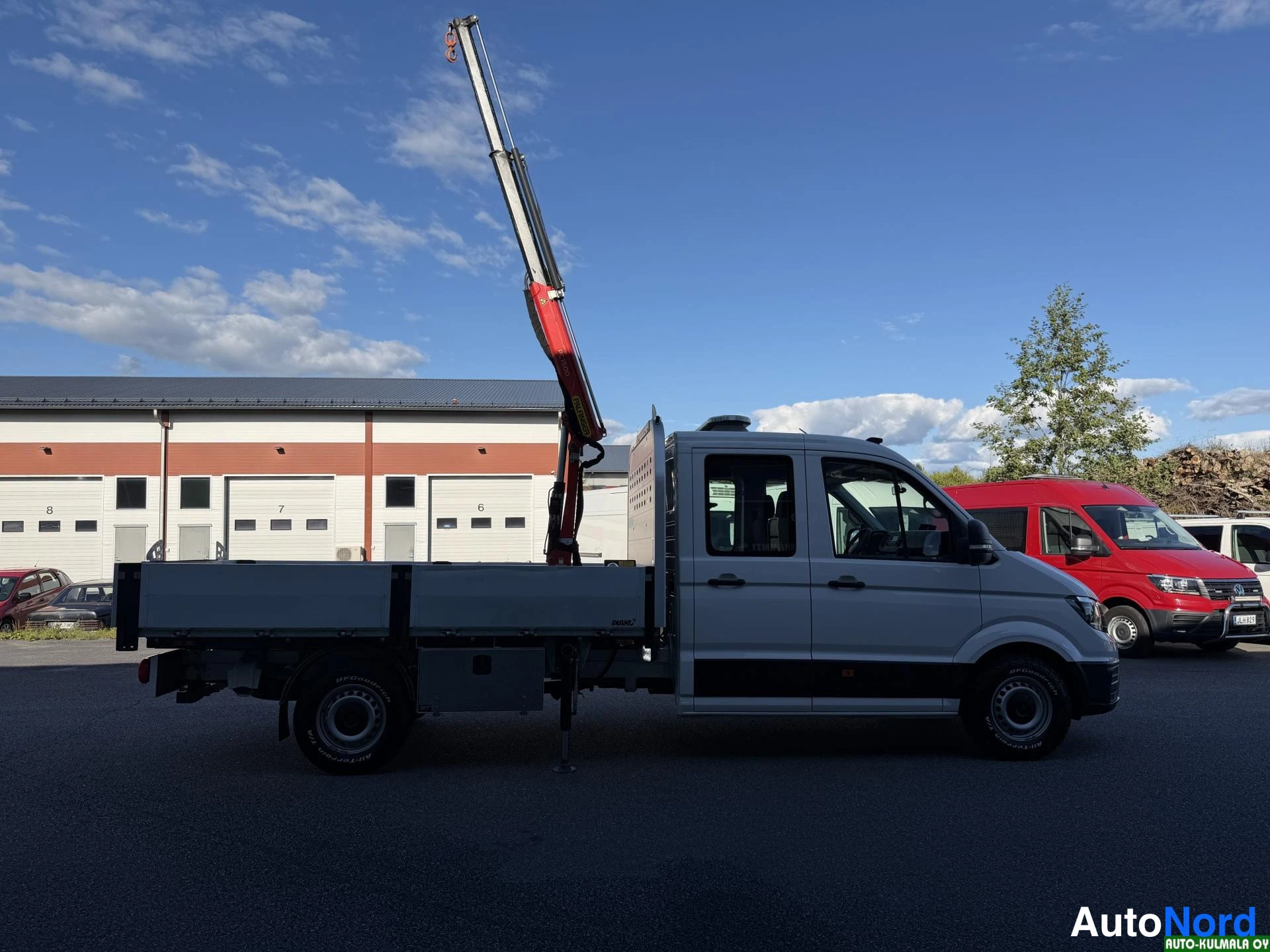Valkoinen Volkswagen Crafter 2019, sivulta, kuva 6