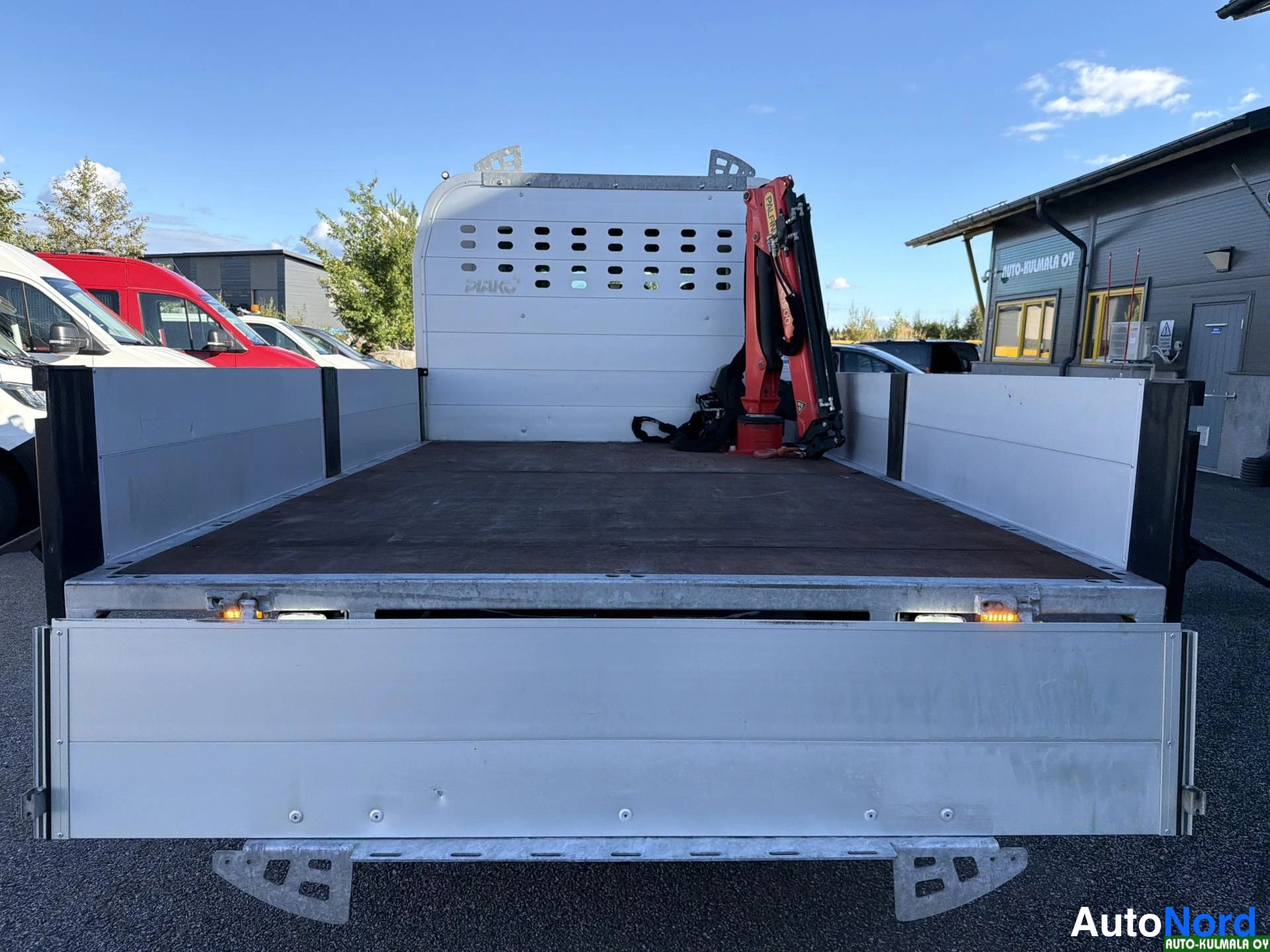 Valkoinen Volkswagen Crafter 2019, takaa, kuva 19