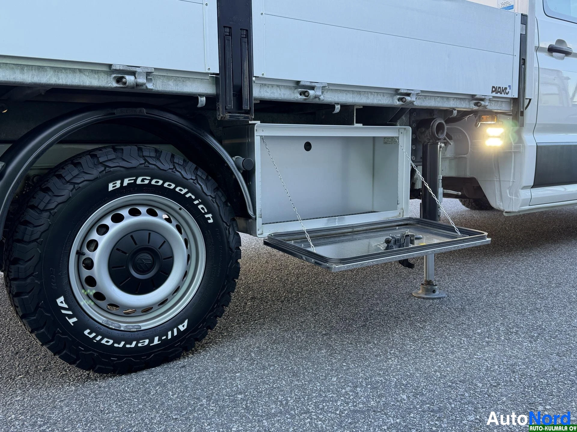 Valkoinen Volkswagen Crafter 2019, yksityiskohta, kuva 27
