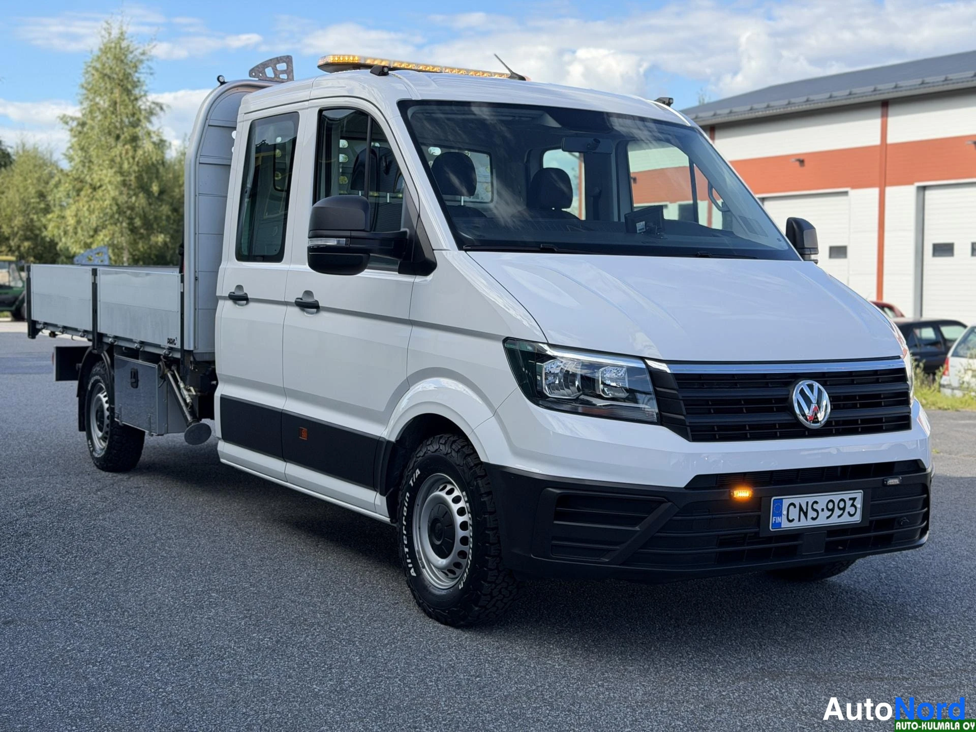 Valkoinen Volkswagen Crafter 2019, etuviisto, keula oikealle, kuva 4
