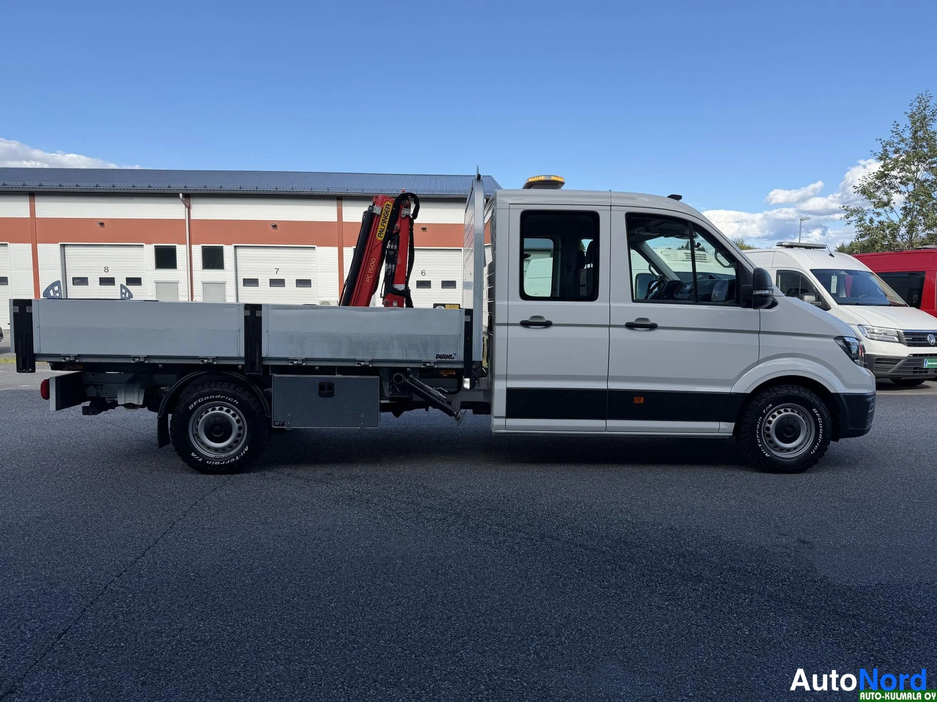 Valkoinen Volkswagen Crafter 2019, sivulta, kuva 8
