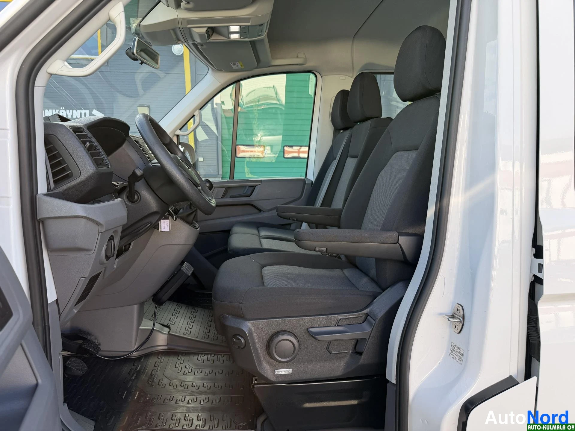 Valkoinen Volkswagen Crafter 2019, etuistuimet, kuva 22