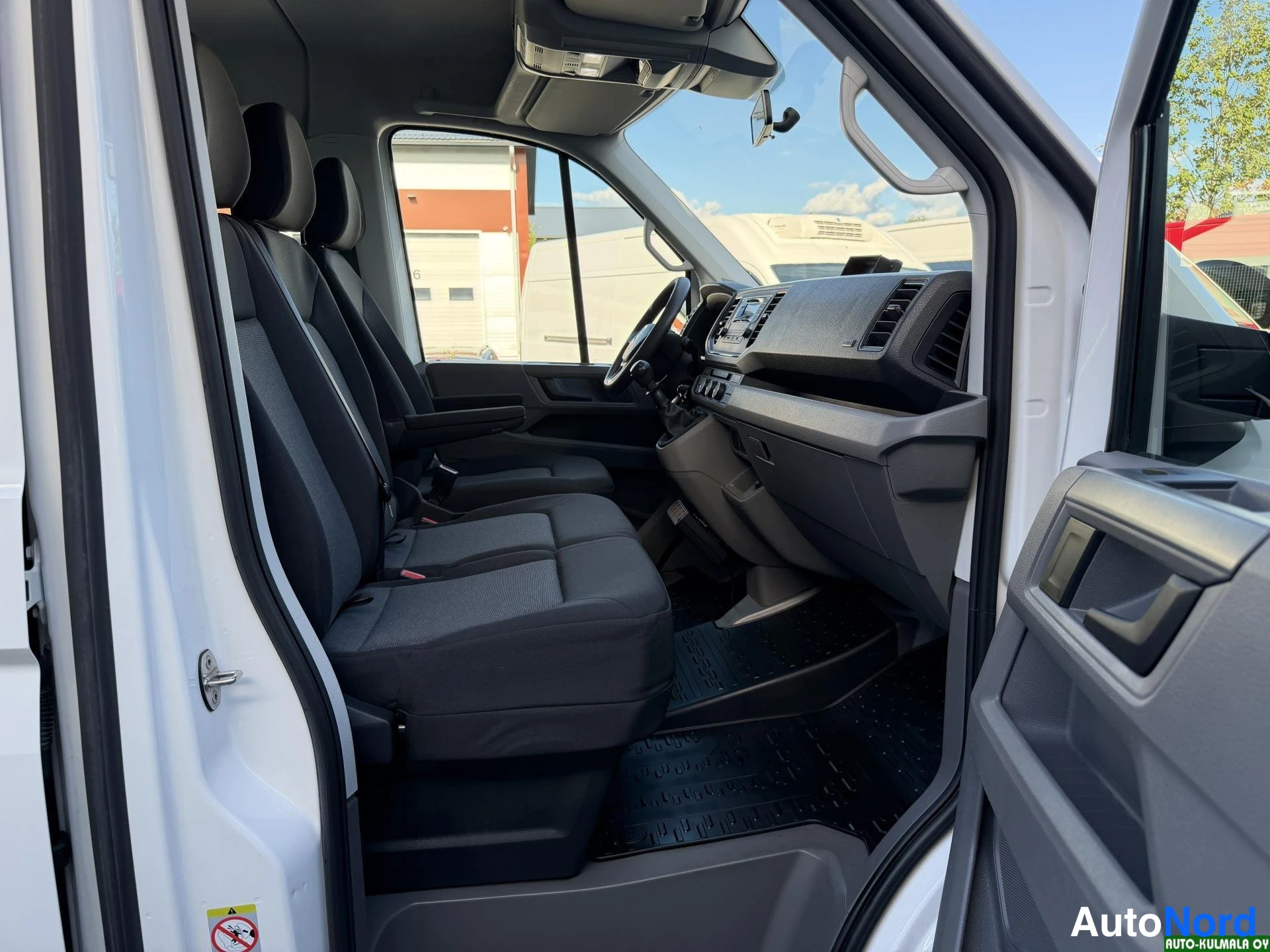 Valkoinen Volkswagen Crafter 2019, etuistuimet, kuva 23