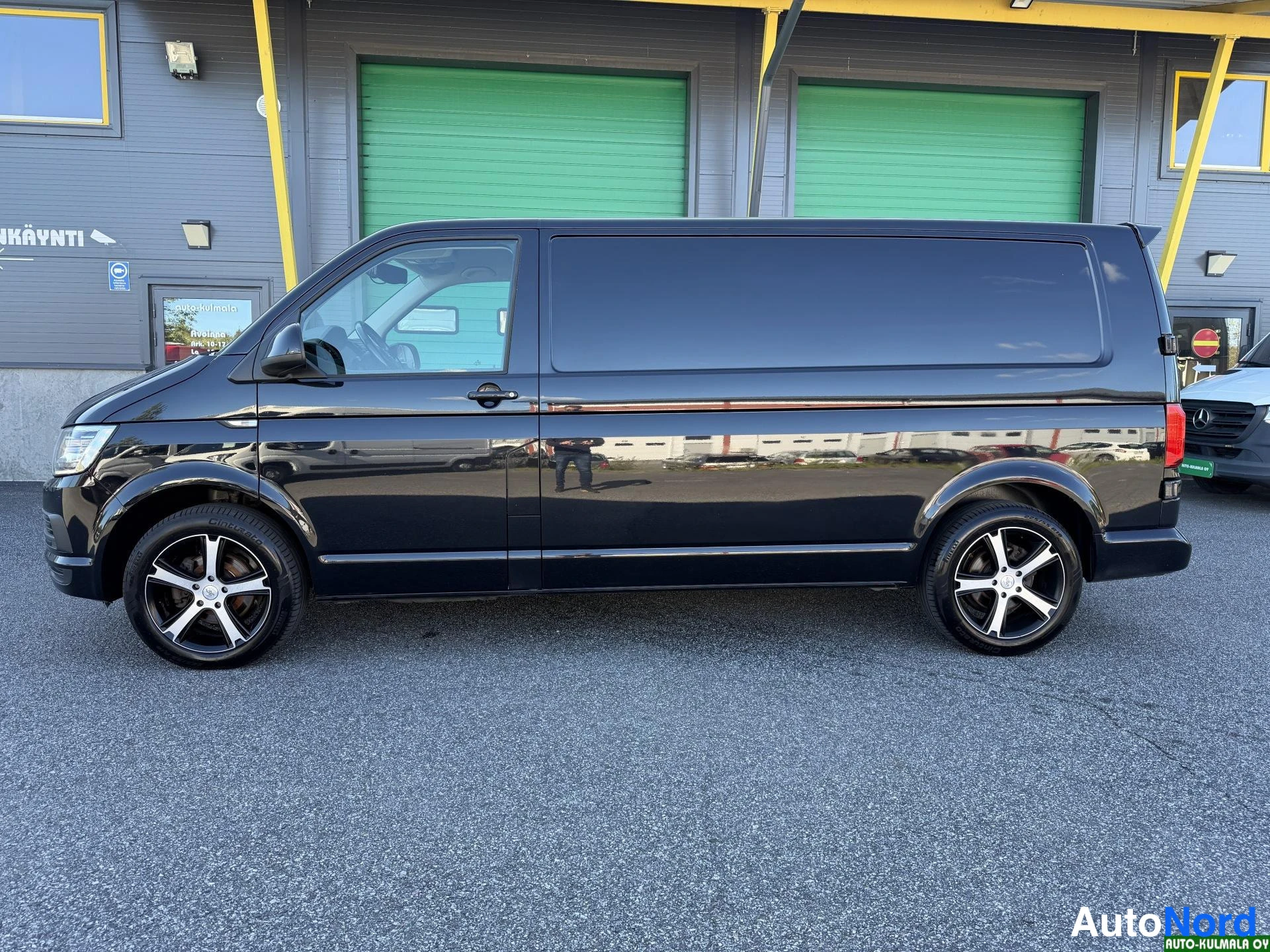 Musta Volkswagen Transporter 2017, sivulta, kuva 7