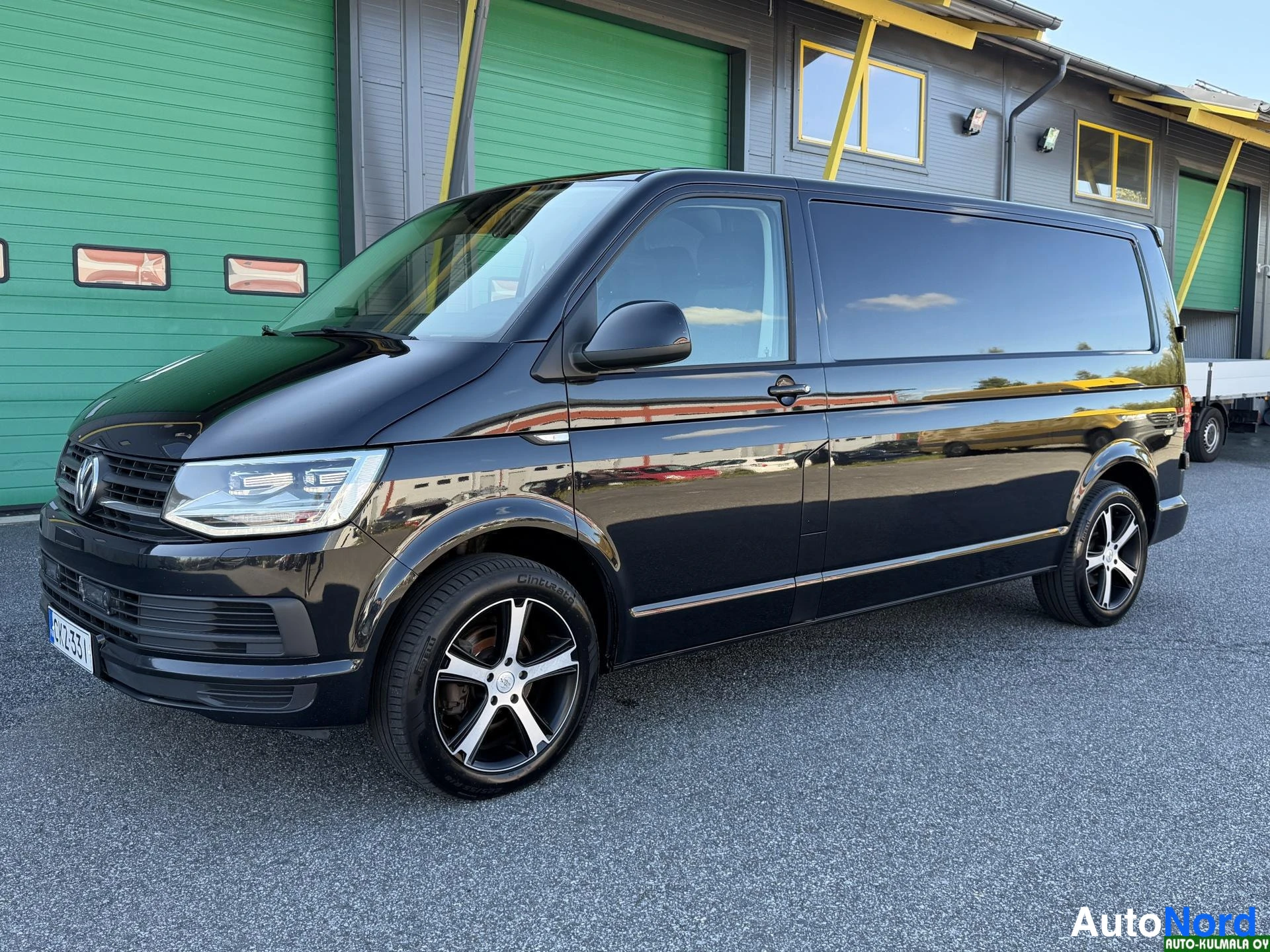 Musta Volkswagen Transporter 2017, etuviisto, keula vasemmalle, kuva 2