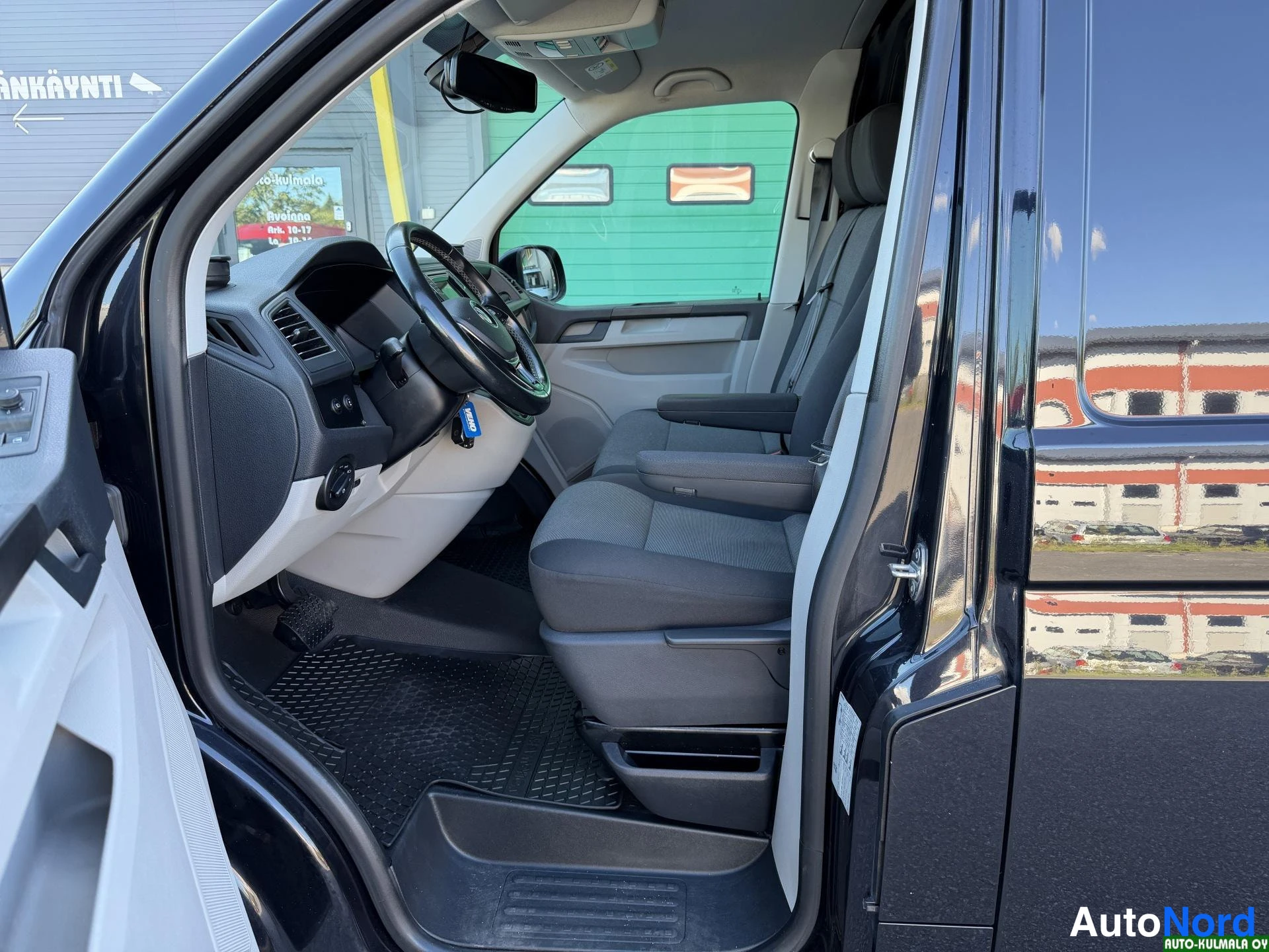 Musta Volkswagen Transporter 2017, ohjaamo, kuva 14