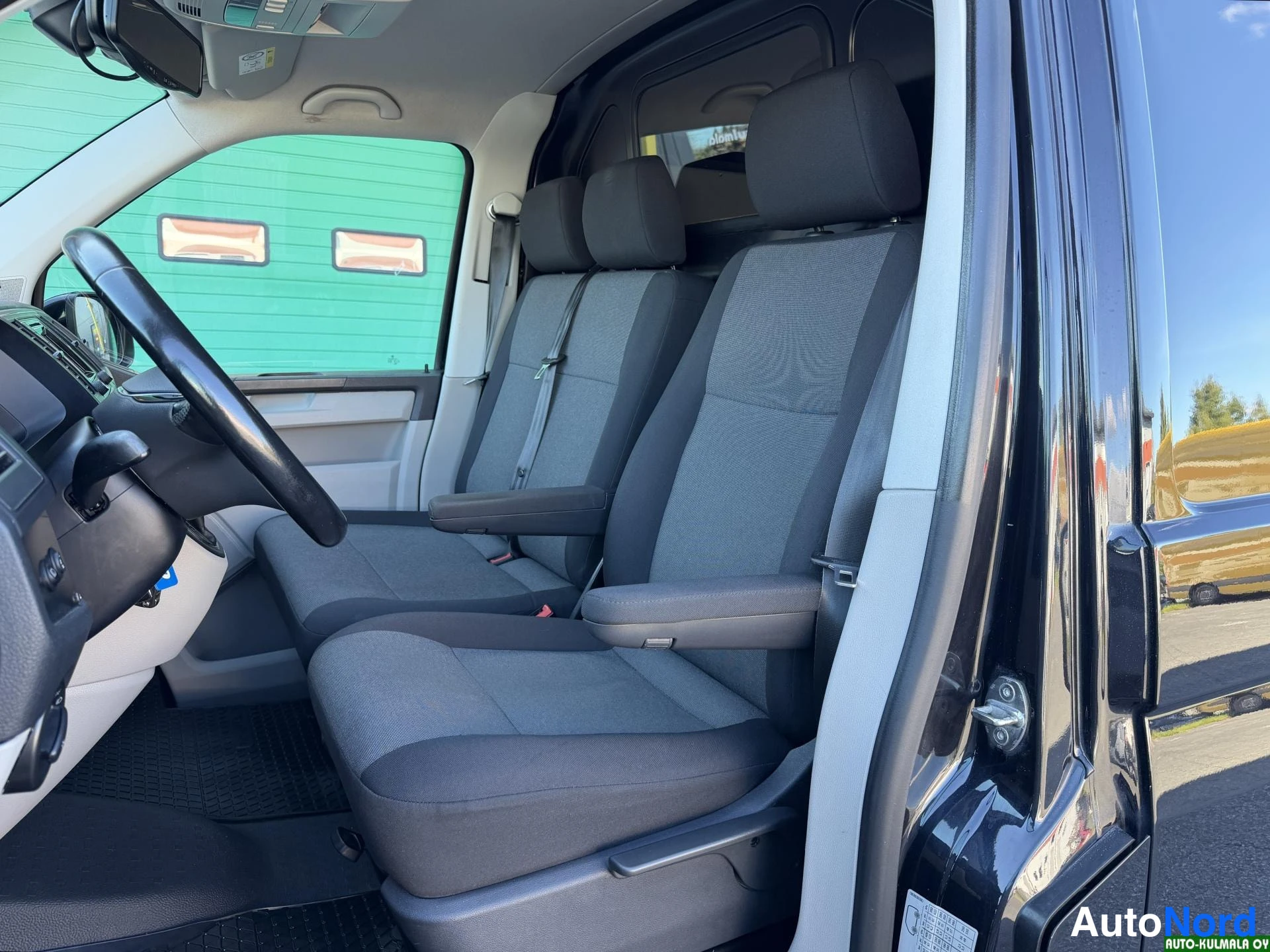 Musta Volkswagen Transporter 2017, etuistuimet, kuva 19