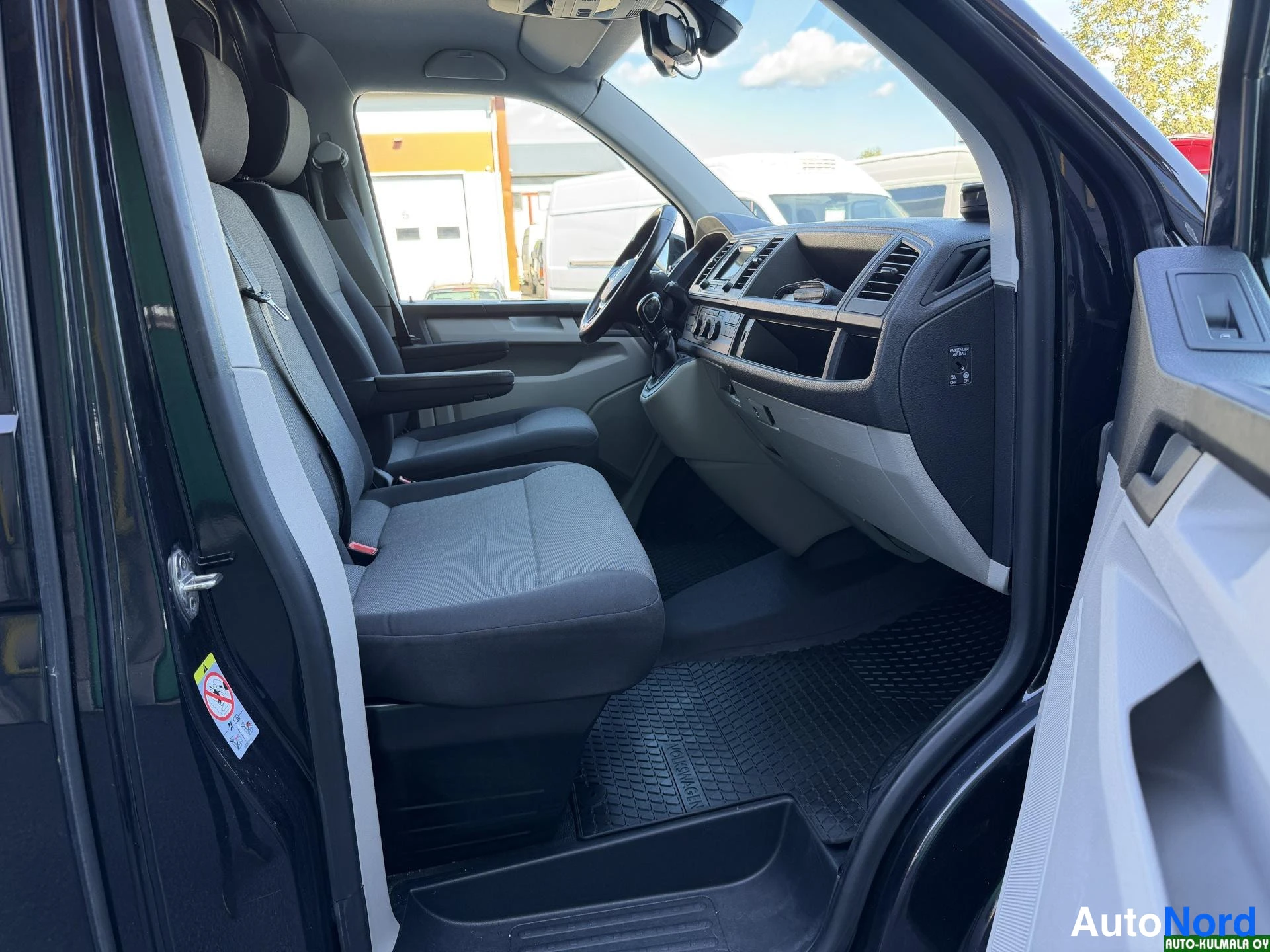 Musta Volkswagen Transporter 2017, ohjaamo, kuva 15