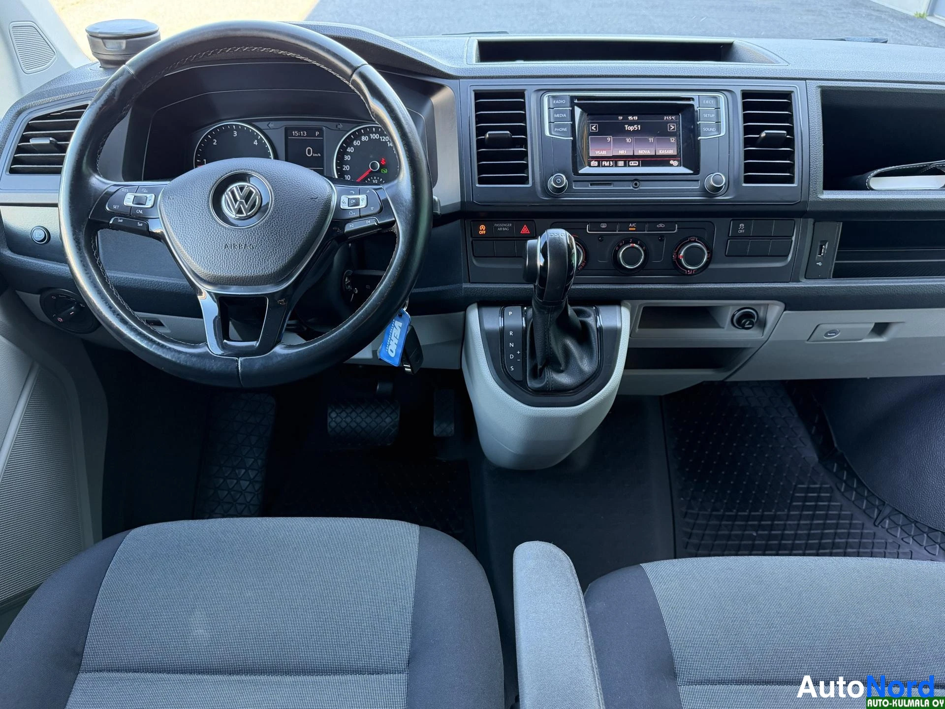 Musta Volkswagen Transporter 2017, ohjaamo, kuva 16